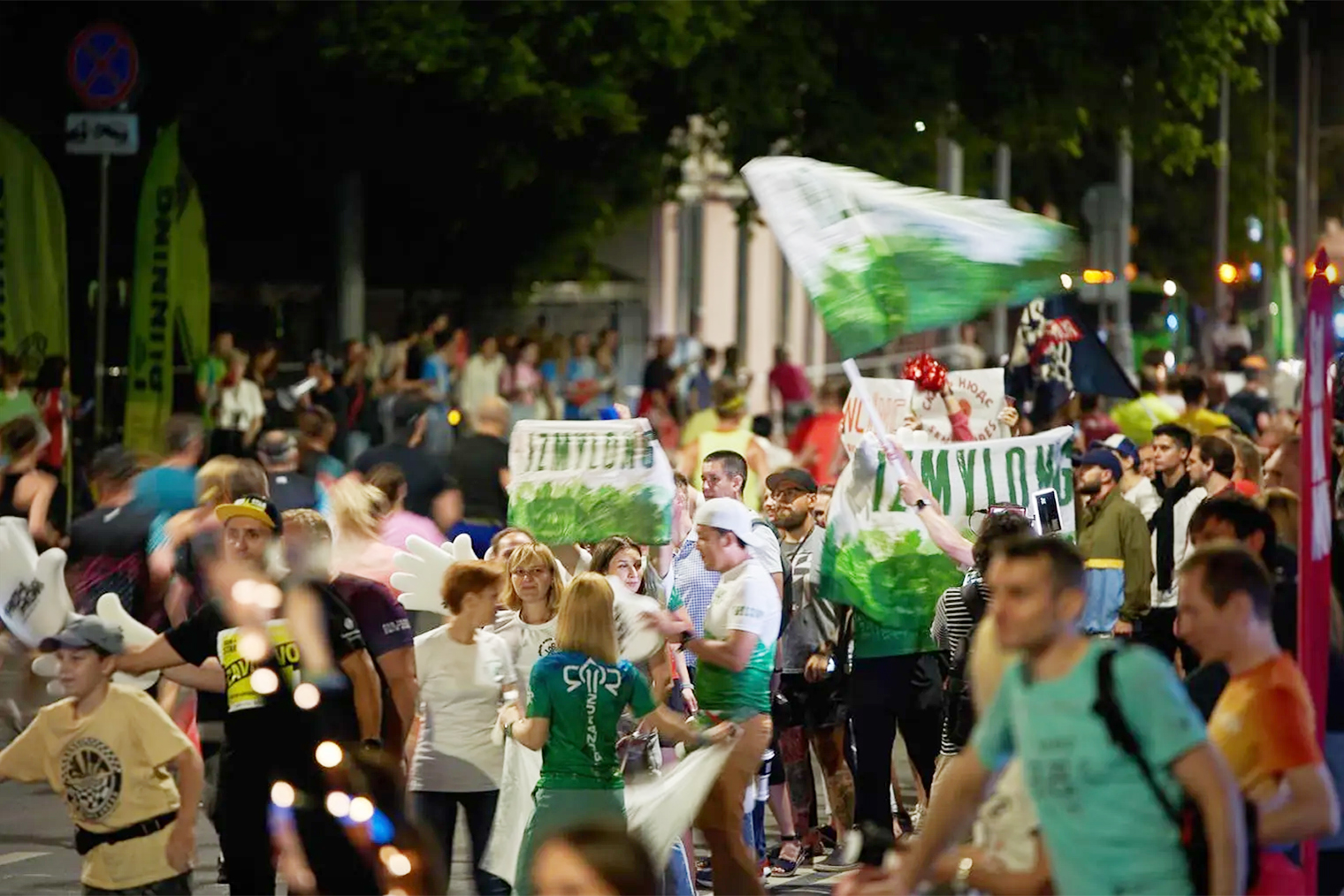 На некоторых московских забегах делают организованные зоны поддержки бегунов болельщиками. Распределяют участки вдоль трассы между беговыми клубами. На фотографии — одна из таких точек поддержки от «Измайлонга»