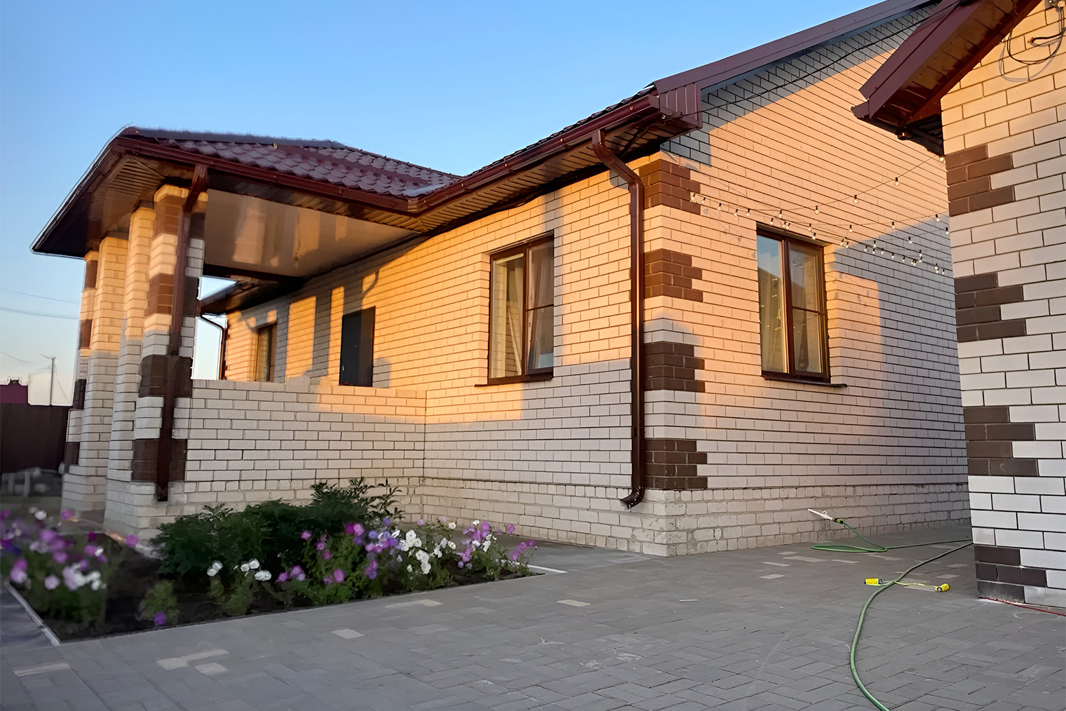 В 2024 году мы установили забор вокруг дома, в 2025-м уложили плитку