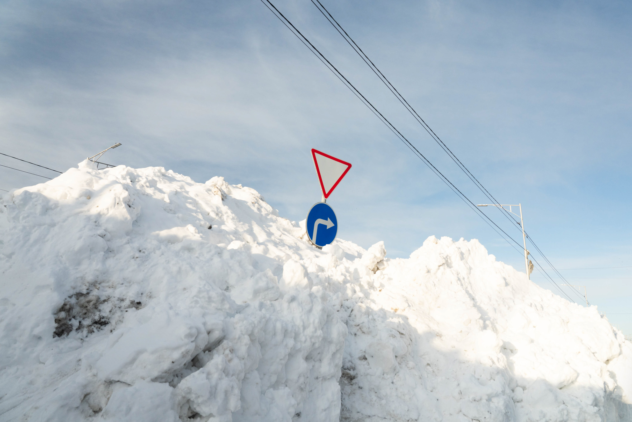 Из-за падения снега с крыш 15 января погибли двое мужчин, после чего в Петропавловске-Камчатском объявили режим ЧС. Местный житель Алексей рассказал Т⁠—⁠Ж, что по громкоговорителям и через соцсети власти просили людей не выходить из дома без крайней необходимости