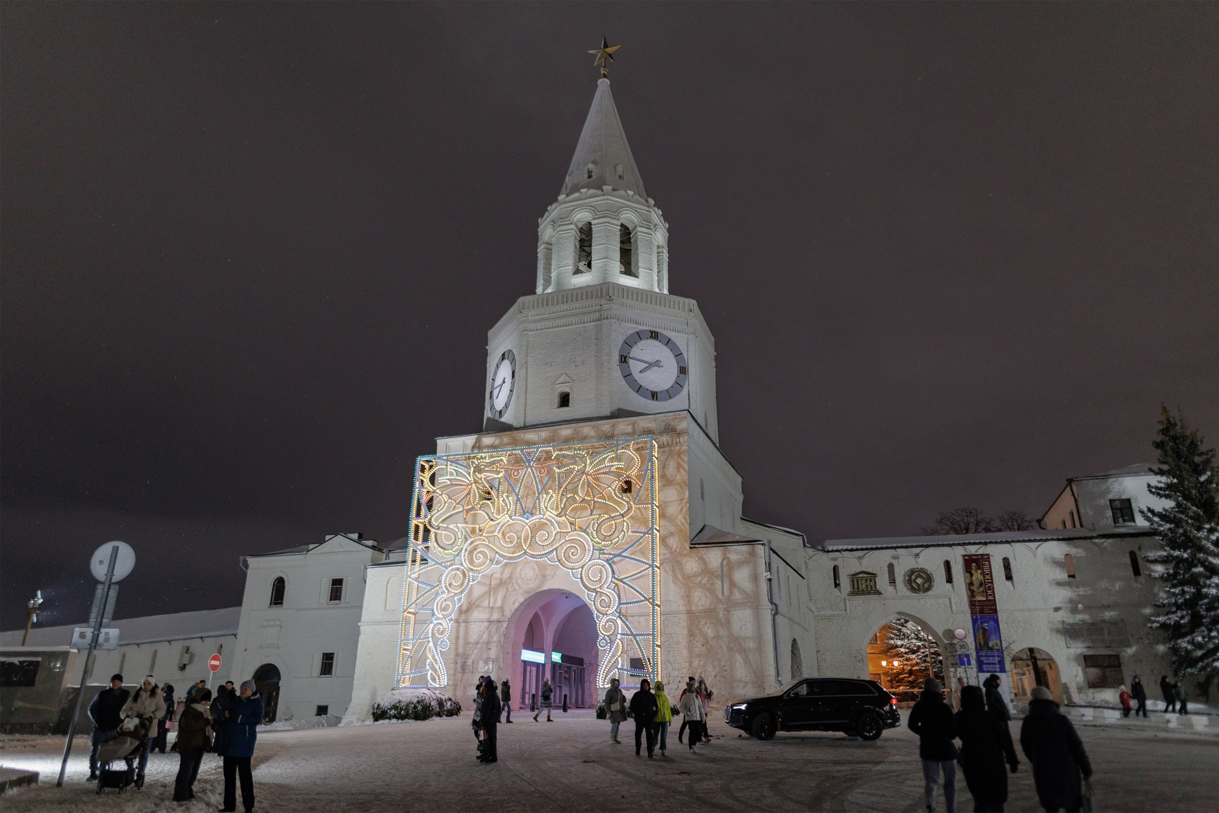На входной арке Казанского кремля появилась световая инсталляция с драконами и узорами. Дракон — один из символов Казани, изображенный на гербе города