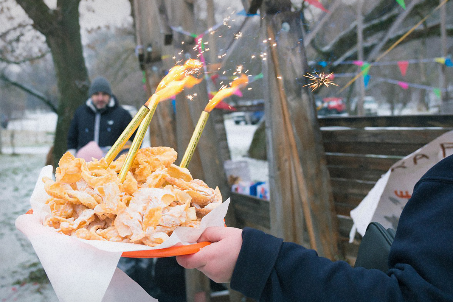 У нас был сладкий хворост, в который мы воткнули свечи-фейерверки