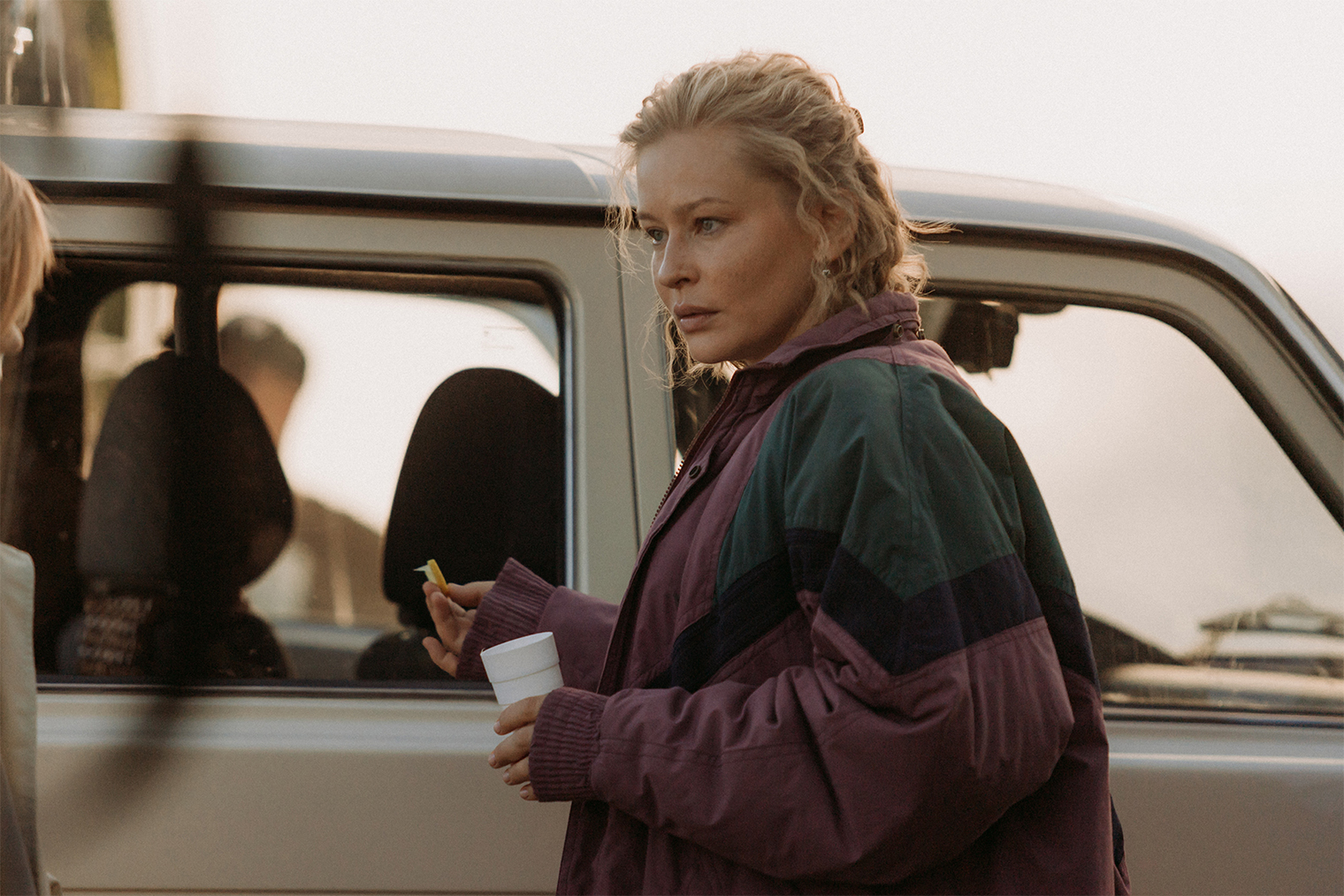 Поначалу в фильме много ретроэстетики, но как только герои выезжают из города, время действия перестает играть настолько большую роль. Уже не чувствуется, что перед нами — 2000-е или 2010-е