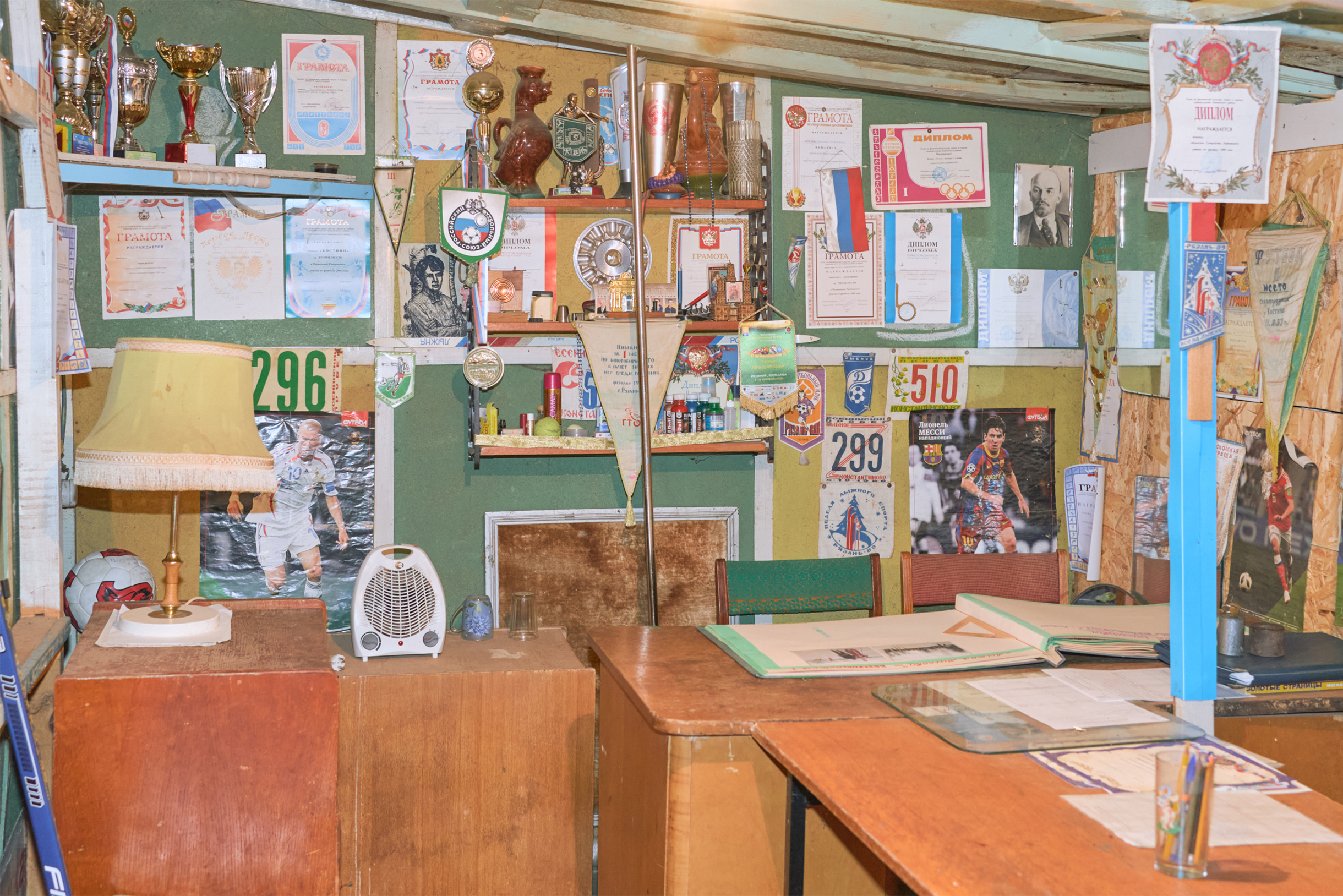 Достижения местных спортсменов соседствуют с постерами звезд мирового футбола