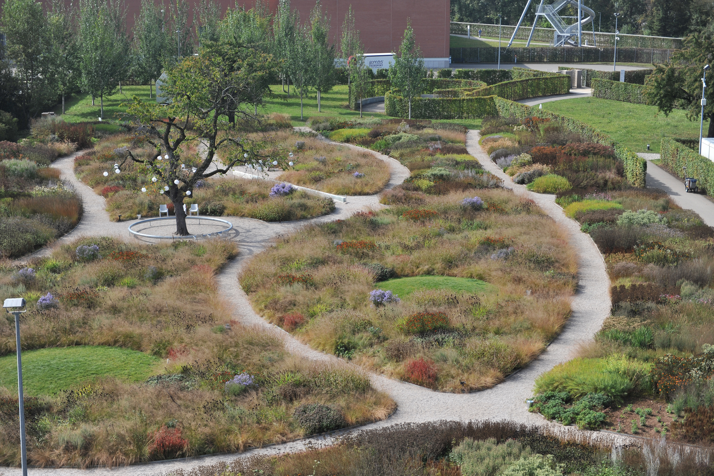 Сад, спроектированный Питом Удольфом для Музея дизайна Витра в Германии. Очевидно преобладание злаковых растений. Фотография: Sergey V Kalyakin / Shutterstock / FOTODOM