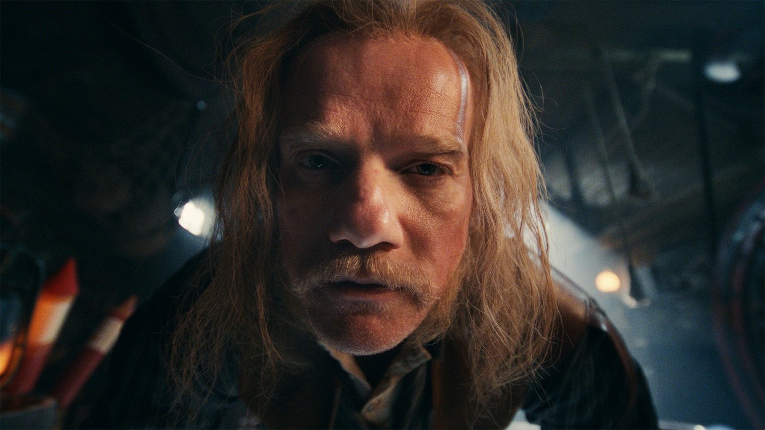 Левша здесь — тоже простой русский мужик. Вот только в отличие от книжного прототипа, он умеет собирать футуристичные механизмы, а вместо руки у него — гигантский мультитул