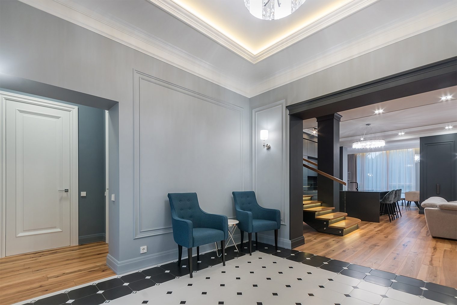 Для неоклассицизма подходит яркая люстра со стеклянным плафоном. Она станет акцентом прихожей. А дополнят ее трековые системы, торшеры и бра. © Alhim / Shutterstock / FOTODOM