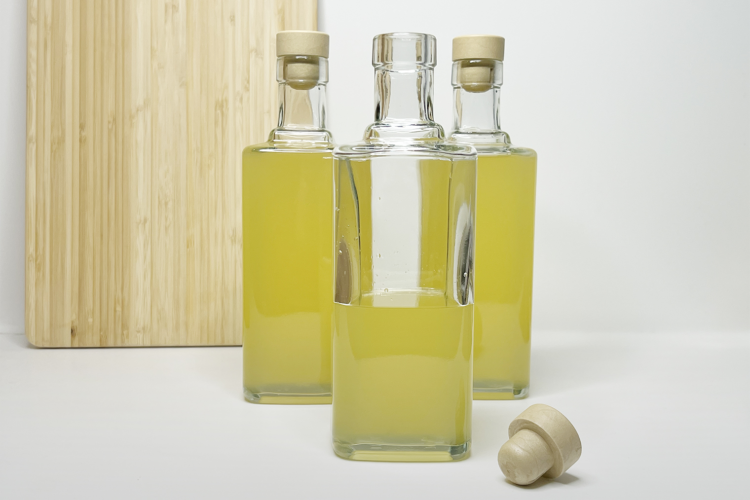 Готовое лимончелло на водке. У меня вышло 2,5 бутылки по 700 мл