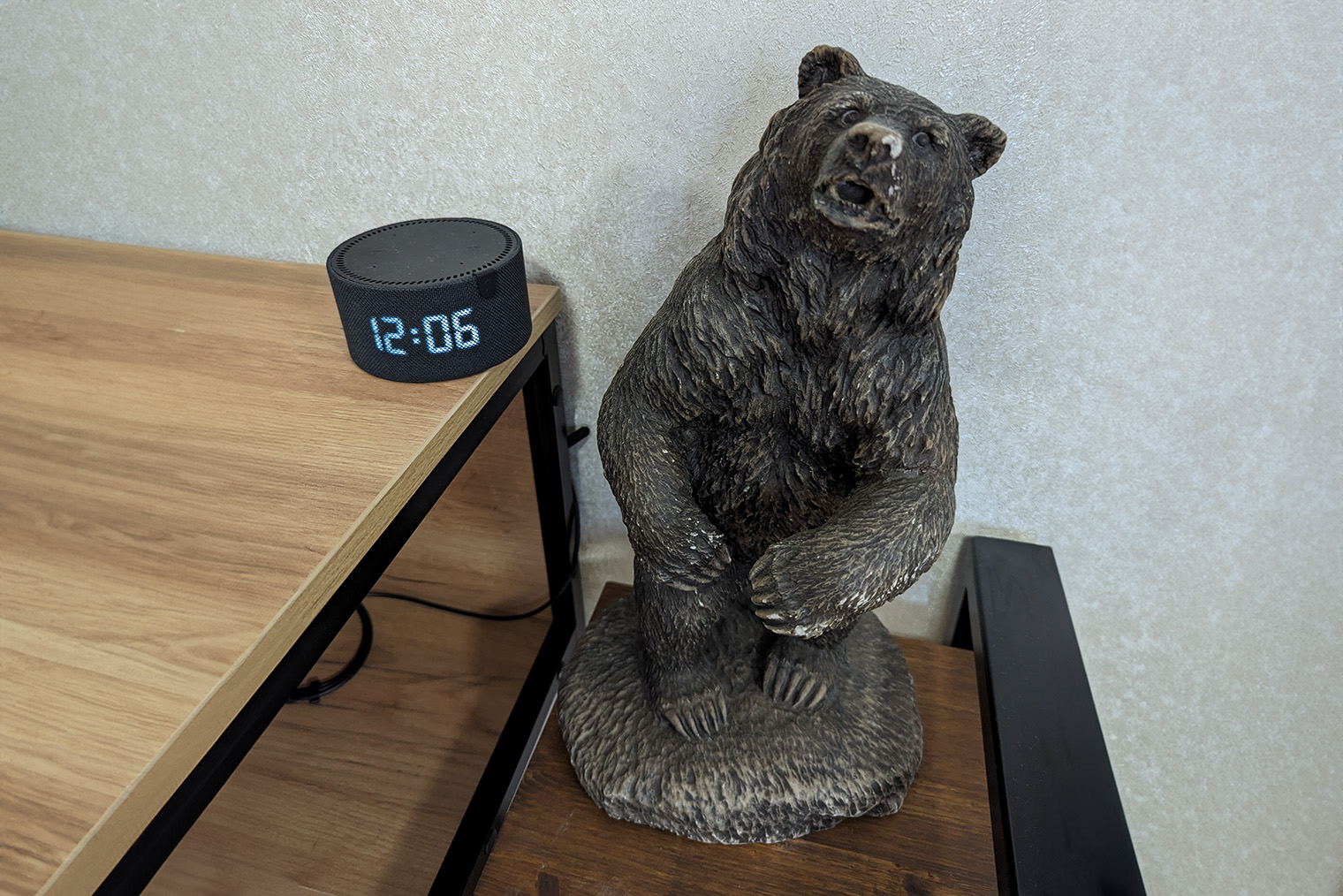 «Яндекс-станция-мини» и медведь — обычный, не умный