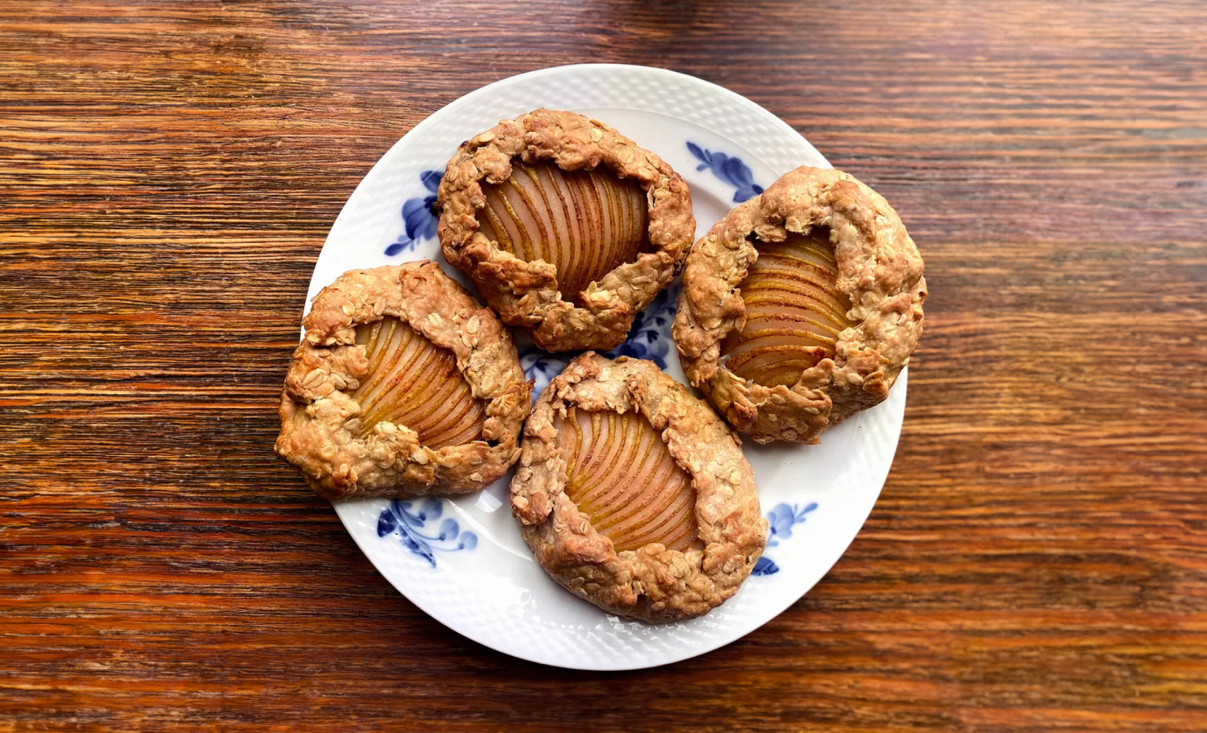 Галеты с грушей и мягким сыром