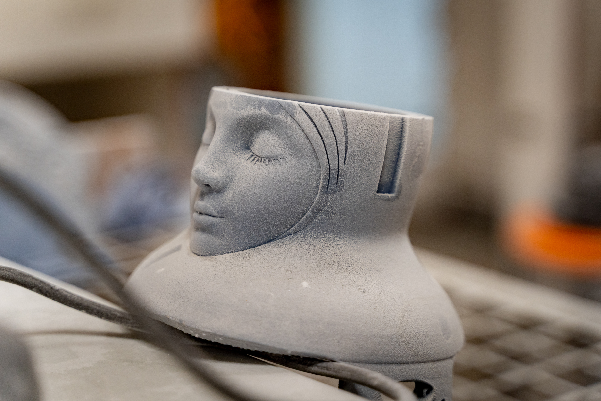 Отшлифованная голова матрешки, подготовленная к грунтовке и покраске