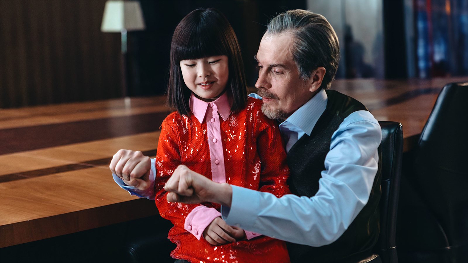 В дополнительных сценах появляется Мико ван дер Хольт — возможно, так авторы свяжут историю с будущим сериалом «Фурия»