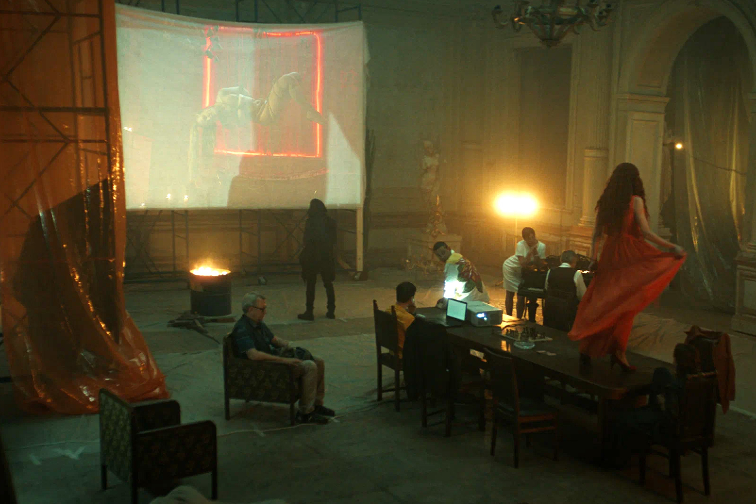 Третий сезон лучше всего описывает слово «вакханалия». Все пляшут, занимаются сексом и упиваются вусмерть. А еще раздеваются примерно каждые пятнадцать минут