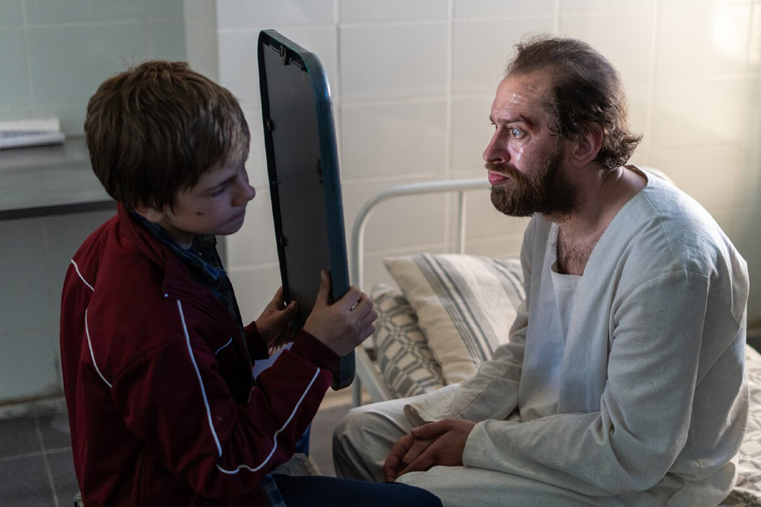 Мальчика, который постоянно мерещится Меглину, сыграл Максим Карушев. Он известен своими ролями в сериалах Happy End и «Лихие»