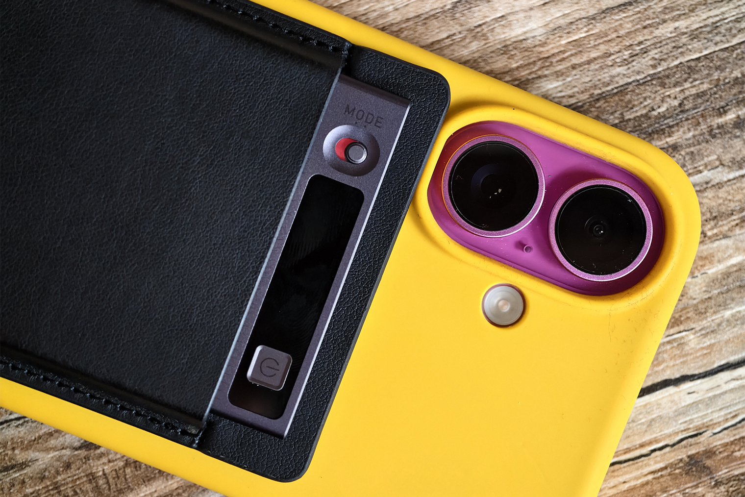 Комплектный магнитный чехол может быть великоват. Например, в случае с базовым iPhone 16, он поджимает бортик вокруг камер