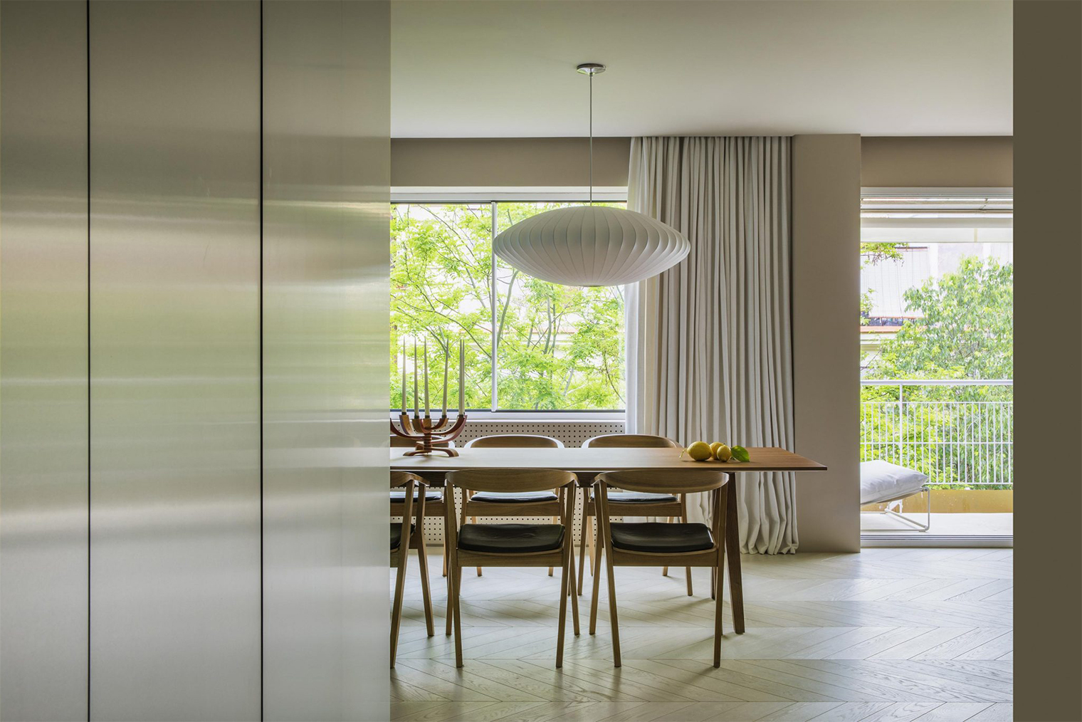 Комбинации натуральных и индустриальных поверхностей создают баланс между теплотой и современностью. Металлические фасады подчеркивают индустриализм интерьера. © febrerostudio.com