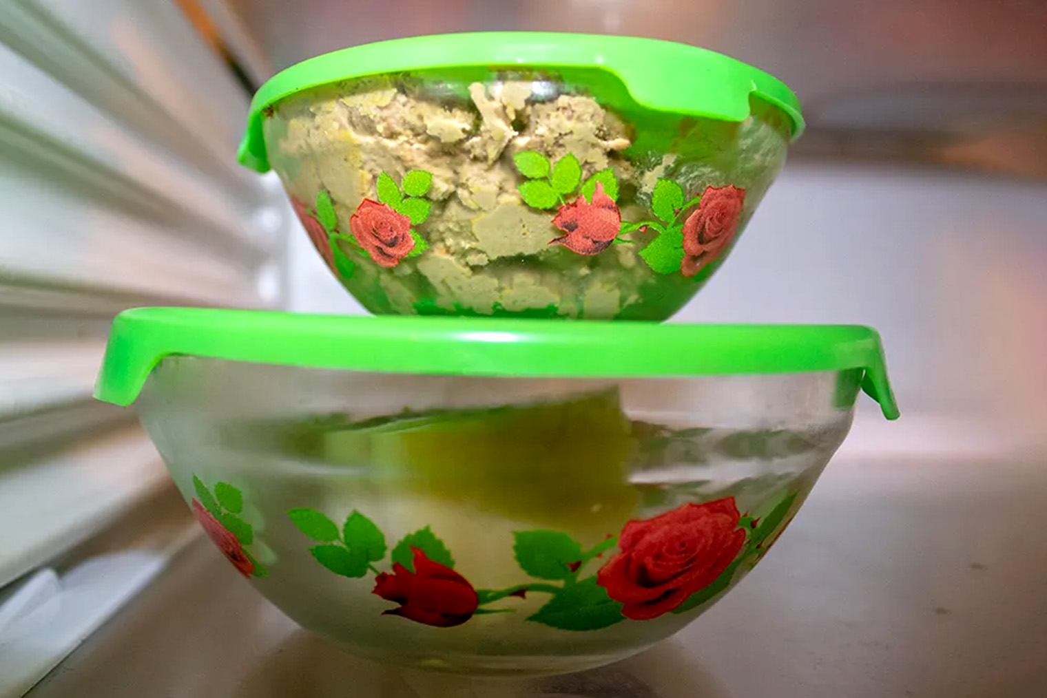 Лучше выбирать прозрачные емкости, чтобы видеть содержимое