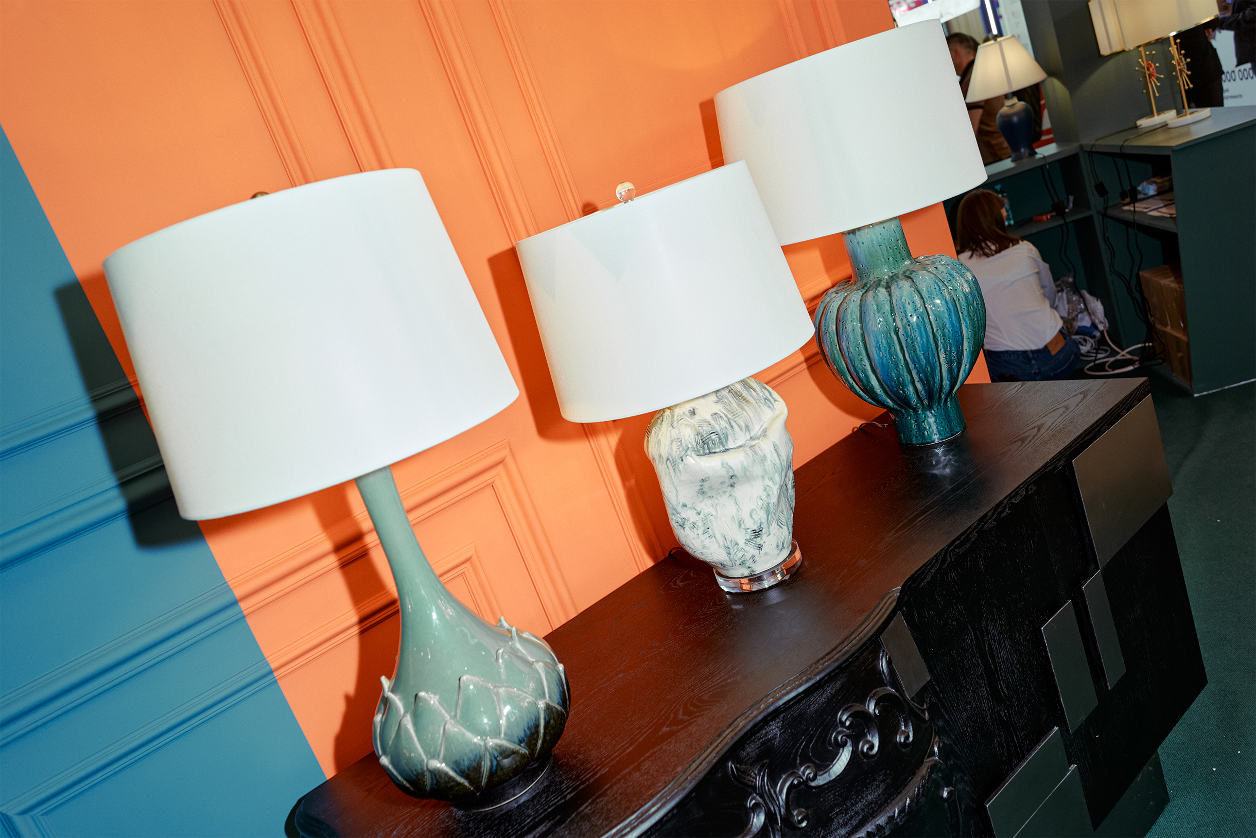 Настольные лампы с хитроумными основаниями — еще один пример тренда на декоративность