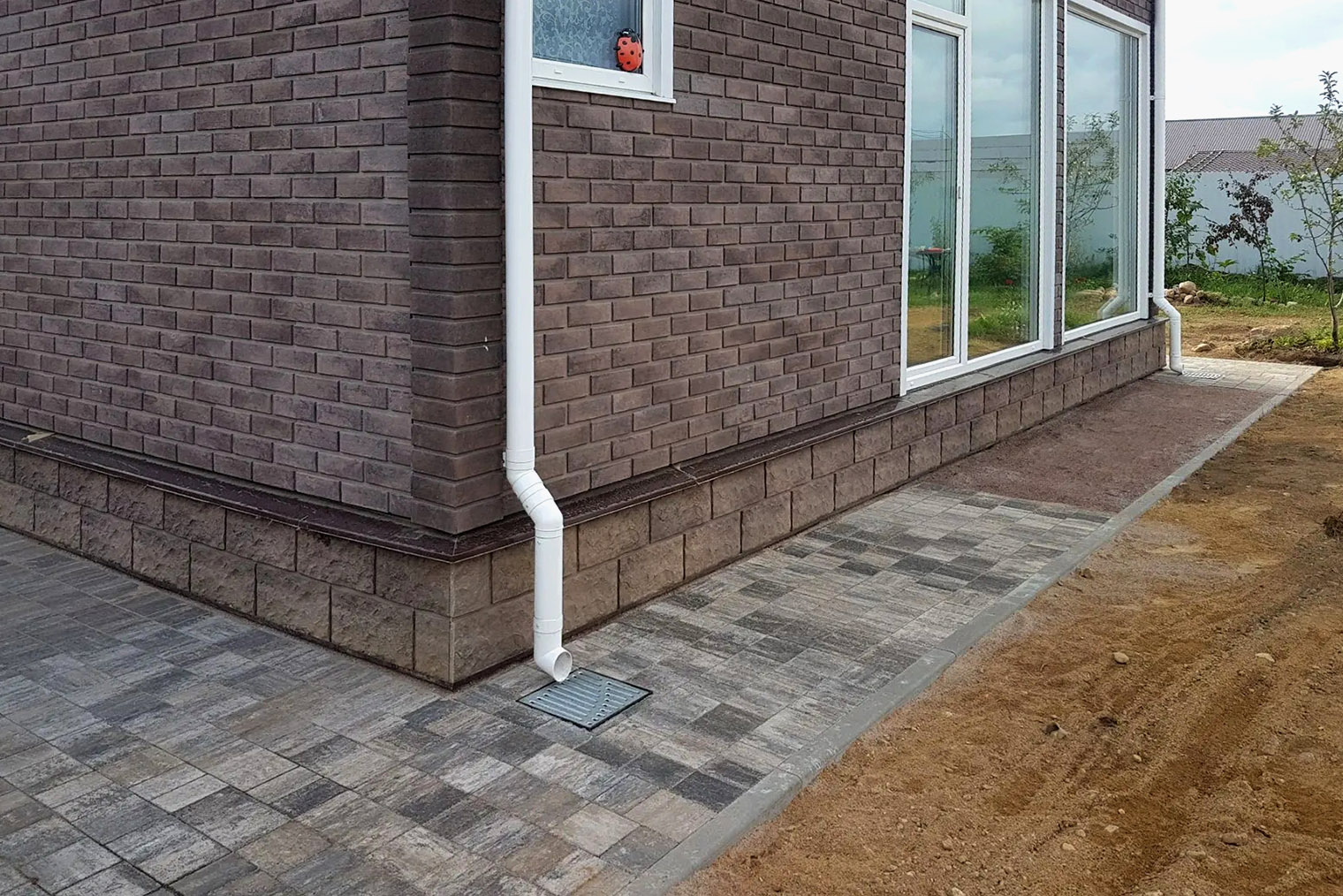 Для регионов с суровыми зимами лучше выбирать брусчатку с показателем морозостойкости не менее F200. © Дмитрий Безделов