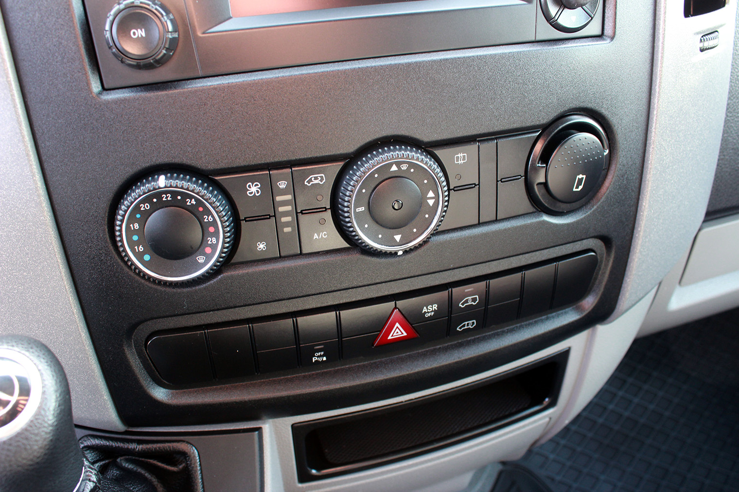 Похоже на климат-контроль, но это не он: нет кнопки Auto. Фото: Best Auto Photo / Shutterstock