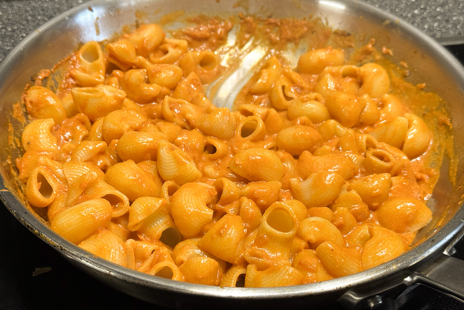 Макароны в соусе должны приятно хлюпать при перемешивании — это явный признак удачной пасты