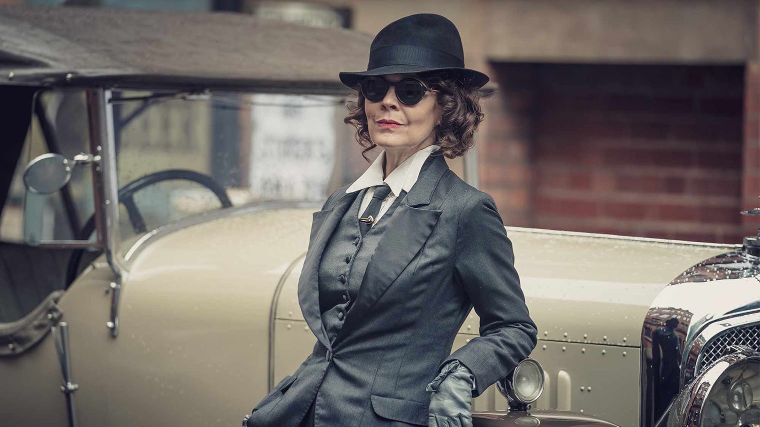 Особенно видны перемены в образе тети Полли: она начинает носить брючные костюмы вместо платьев, что говорит о ее статусе и независимости