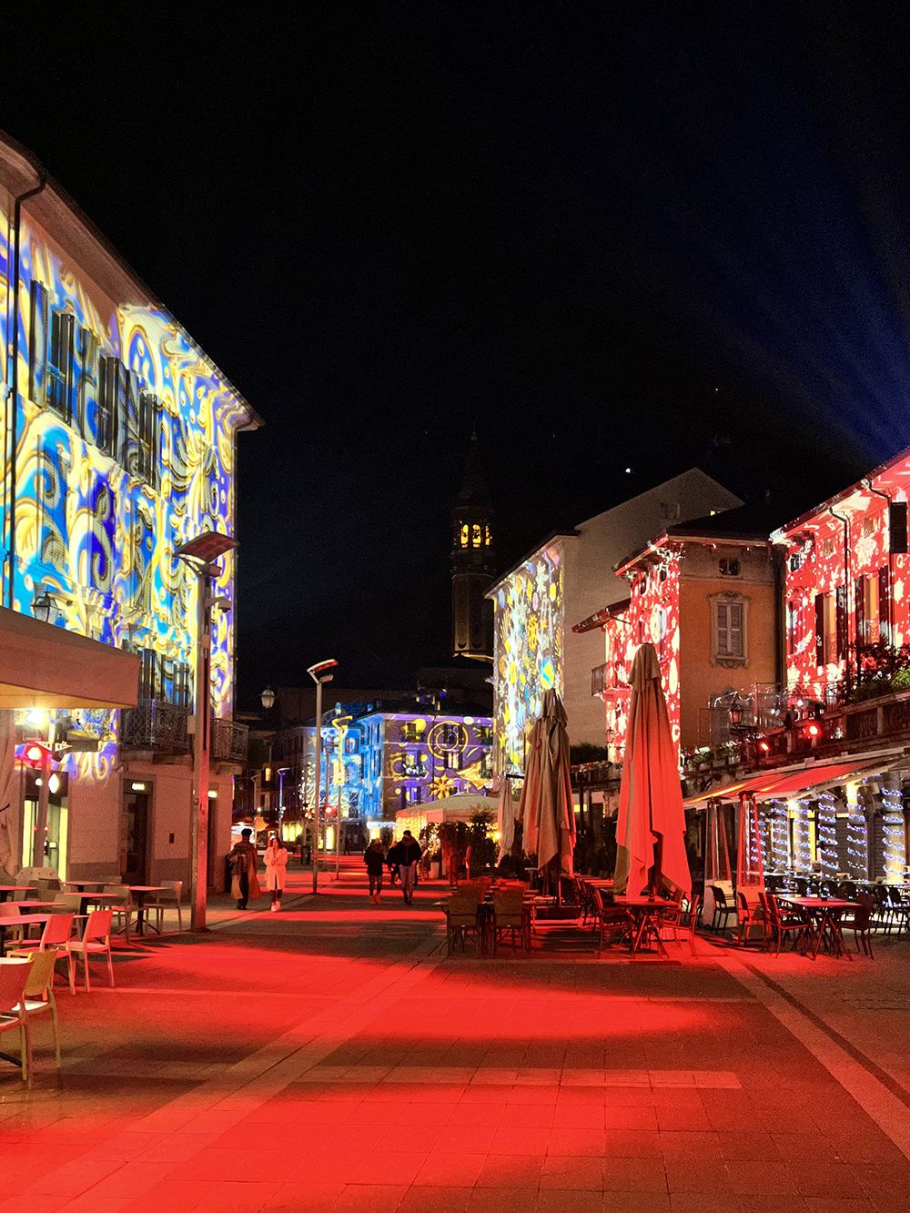 Когда стемнело, в центре Лекко включили световые инсталляции на зданиях