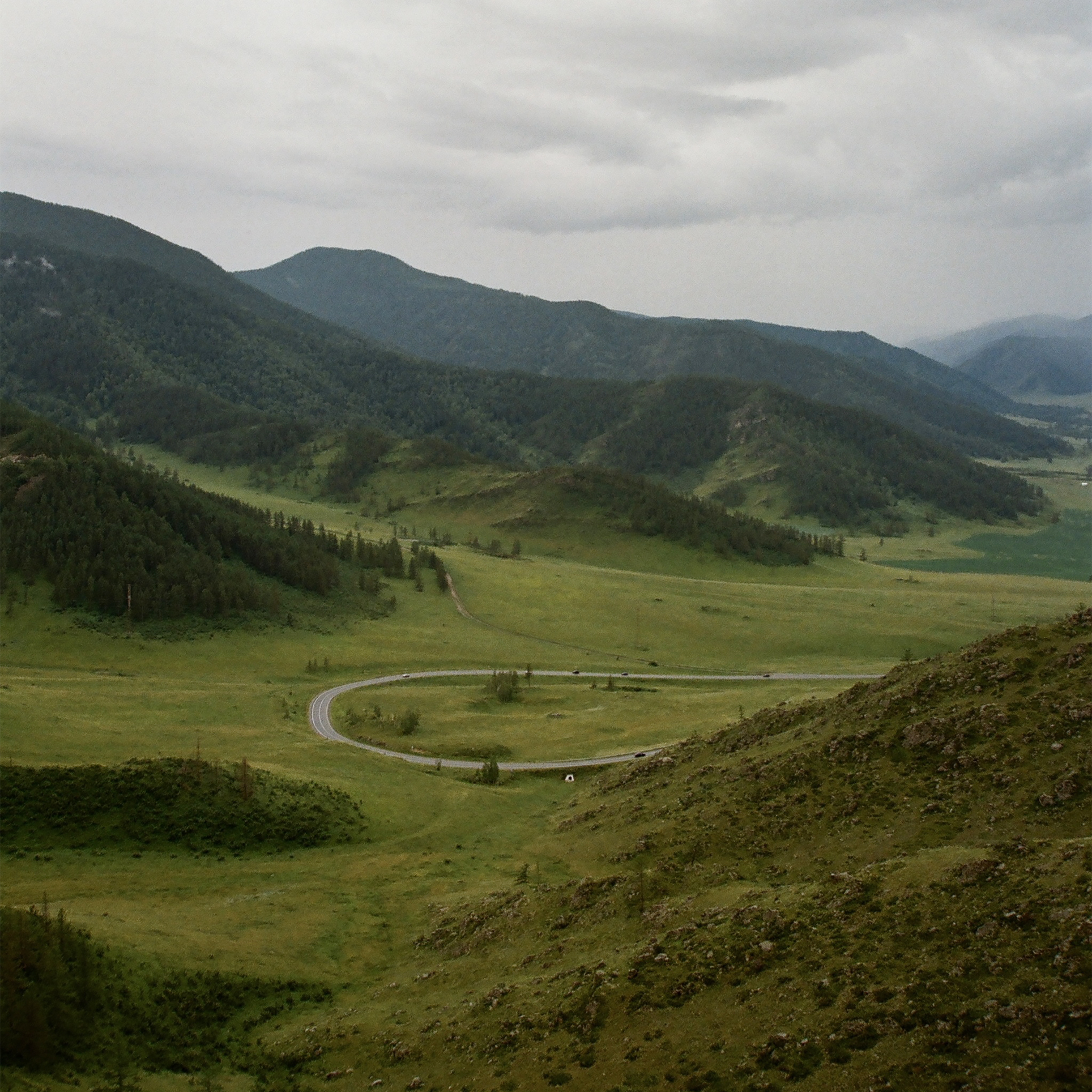 Первый относительно большой перевал, который мы преодолели на Чуйском тракте, — Чике-Таман. Он несложный, но живописный. Людей было немало: все останавливались сделать кадр