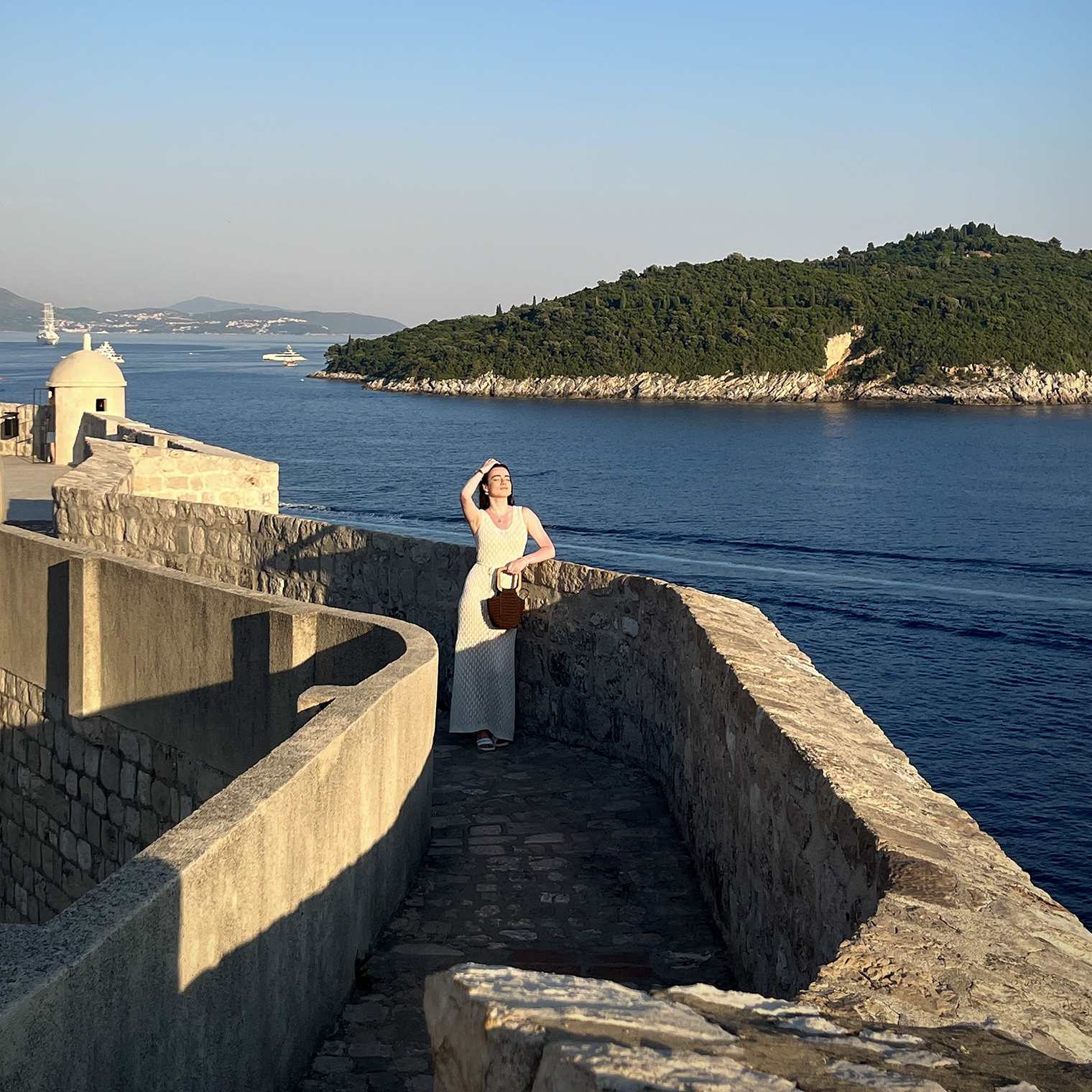 Опытные путешественники рекомендуют подниматься на стены Дубровника после 17:30. Я учла этот совет и полностью с ним согласна. Вечером нам удалось сделать невероятные кадры, никто не дышал в спину, когда мы проходили по узким дорожкам, и не было душно