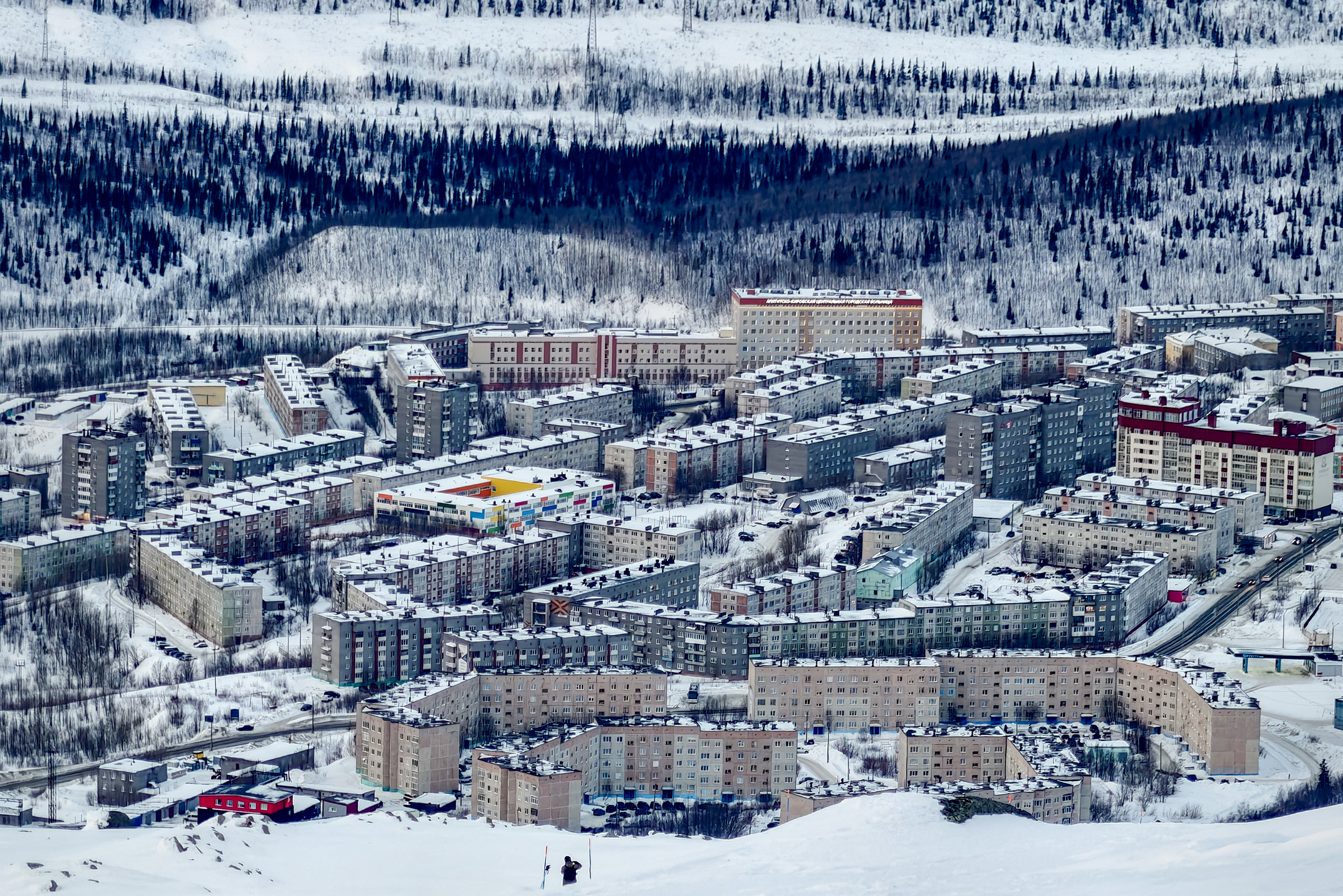 Вид на районы Кировска с «Большого Вудъявра». Это не пасмурная погода, а как раз та самая нехватка солнца в долине