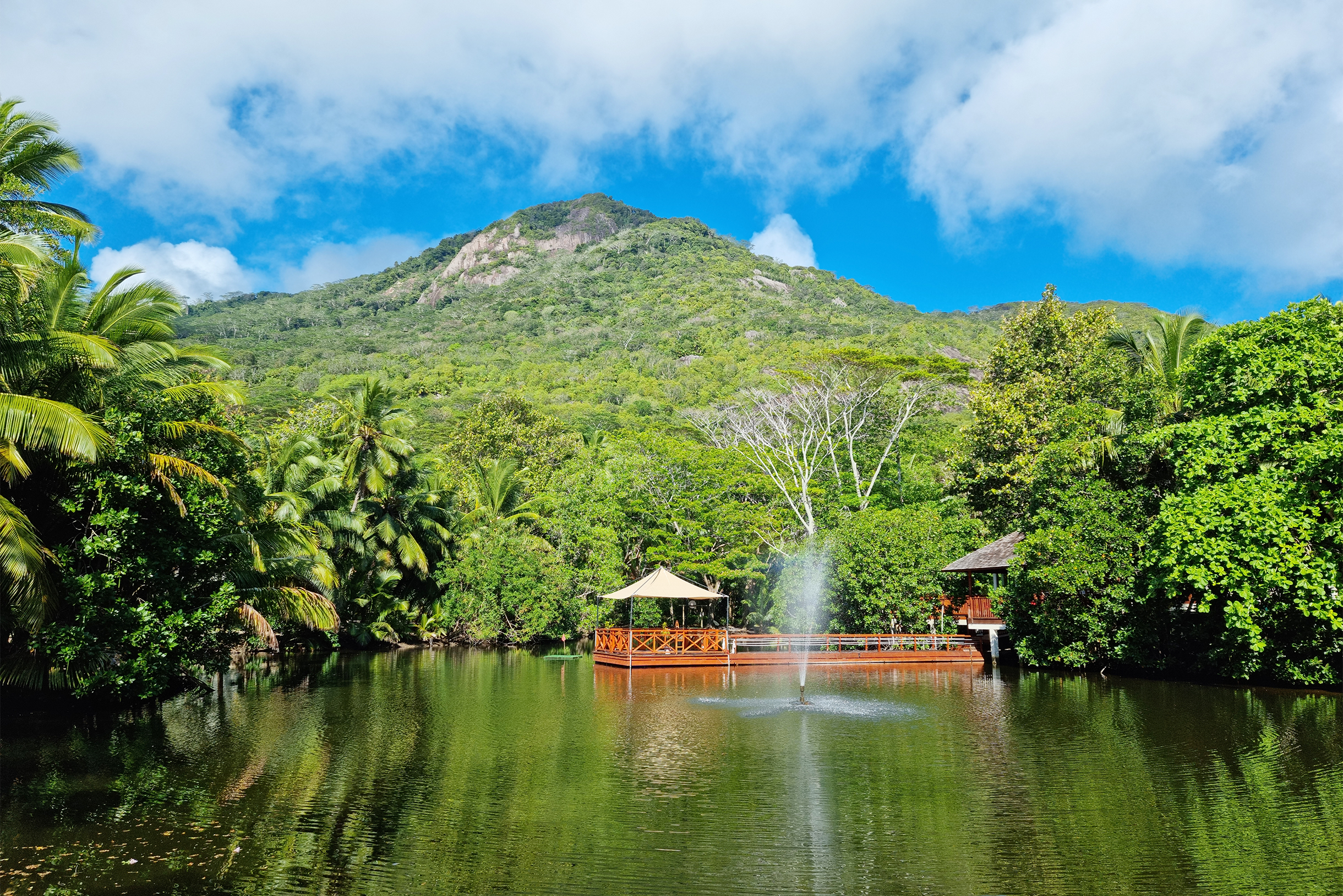 Вид на главную вершину острова с территории отеля