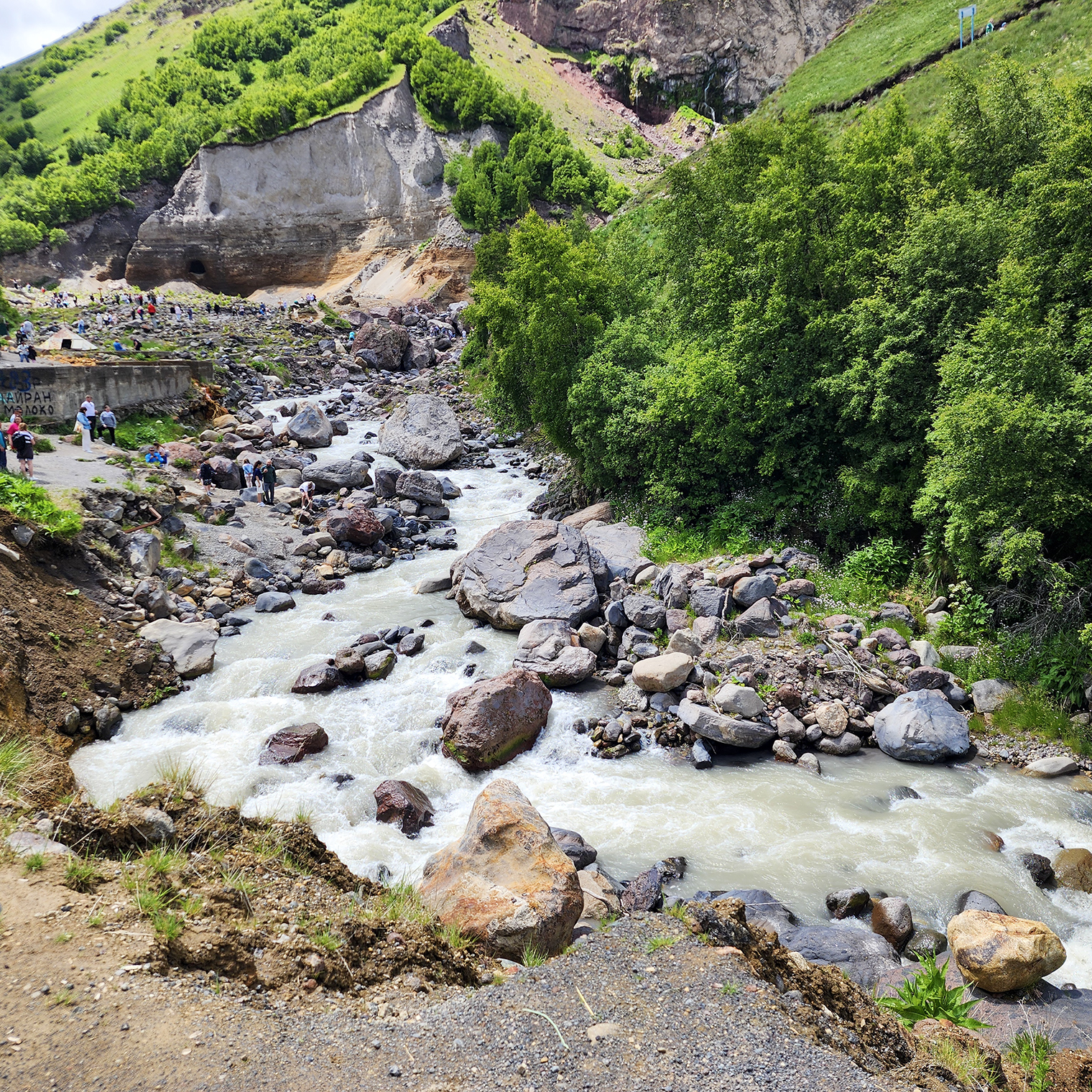 Минеральные источники Джилы-Су. Их здесь несколько, от каждого заболевания — свой. Рядом — минеральные ванны. Их принимают по времени — не больше 10 минут. Мужчины и женщины купаются отдельно, есть и общие ванны — газовые
