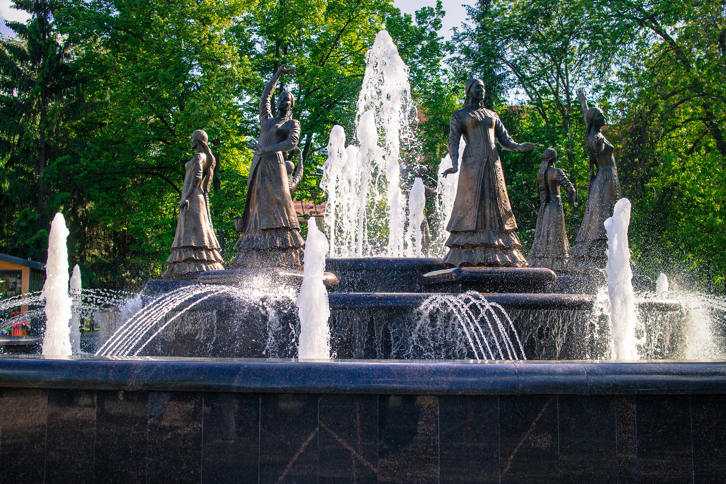 Светомузыкальный фонтан «Семь девушек». Своим появлением он обязан одноименному башкирскому эпосу. Легенда существует в нескольких вариациях, но у всех трагичный финал: девушки погибли, оставшись непокоренными и свободными. По одной из версий, они превратились в семь звезд и теперь светят с неба в созвездии Большой Медведицы