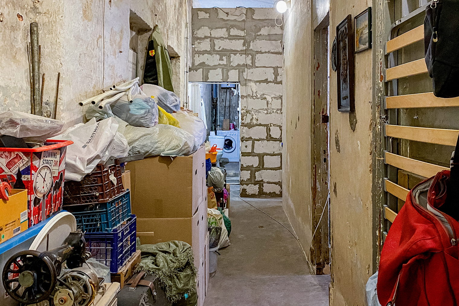 Вид из коридора на перегородку санузла