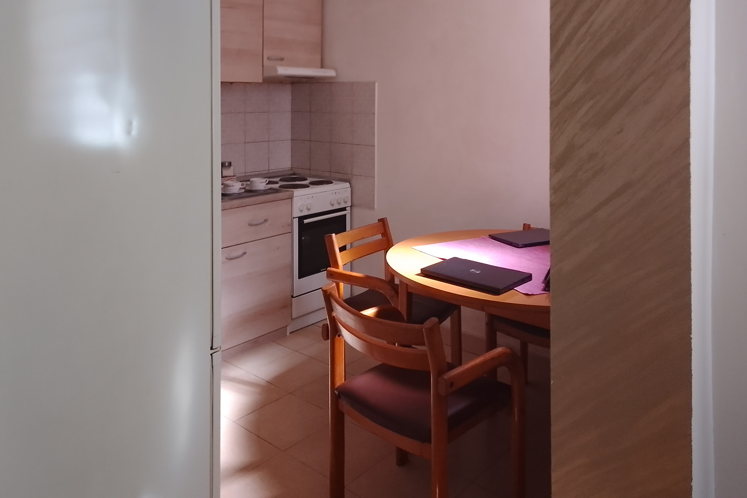 Первые две недели в Белграде мы снимали временное жилье. Это была классическая двушка с маленькой кухней