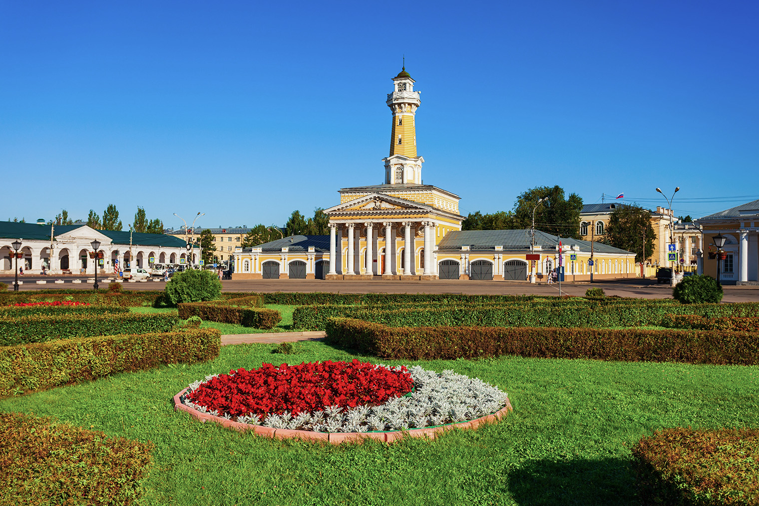 На Сусанинской площади — главной в Костроме — можно устроить квест: найти памятники собаке-герою, голубю-почтальону, Снегурочке, котам и собакам, пострадавшим от автомобилей. Фотография: saiko3p / Shutterstock / FOTODOM