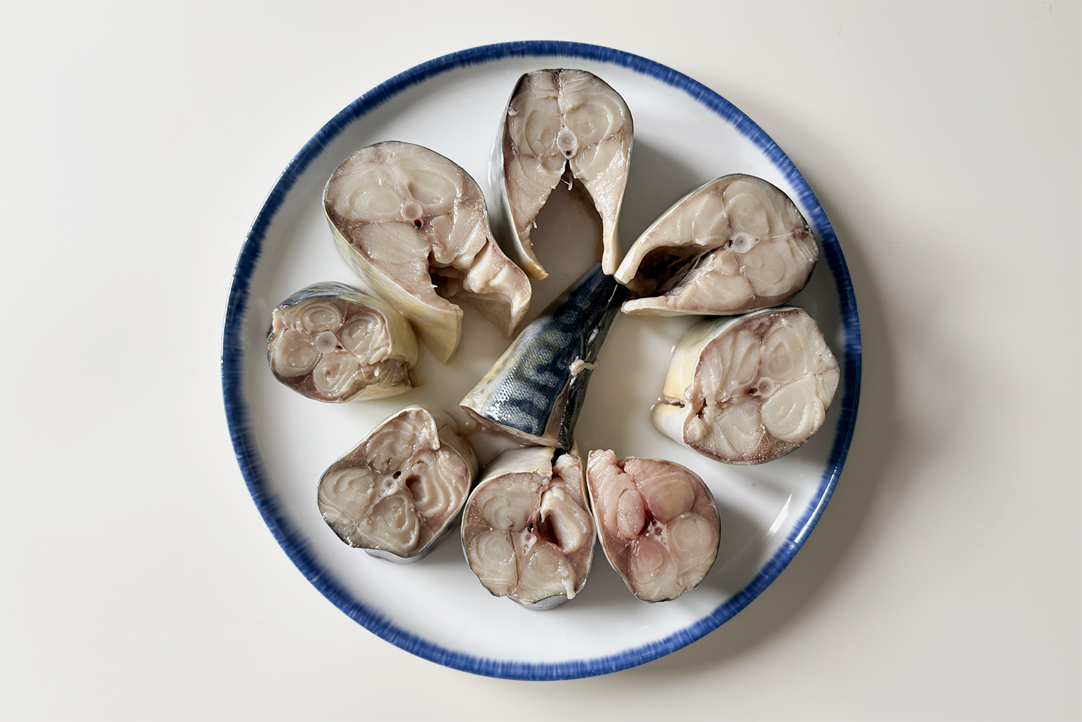 Готовая соленая скумбрия