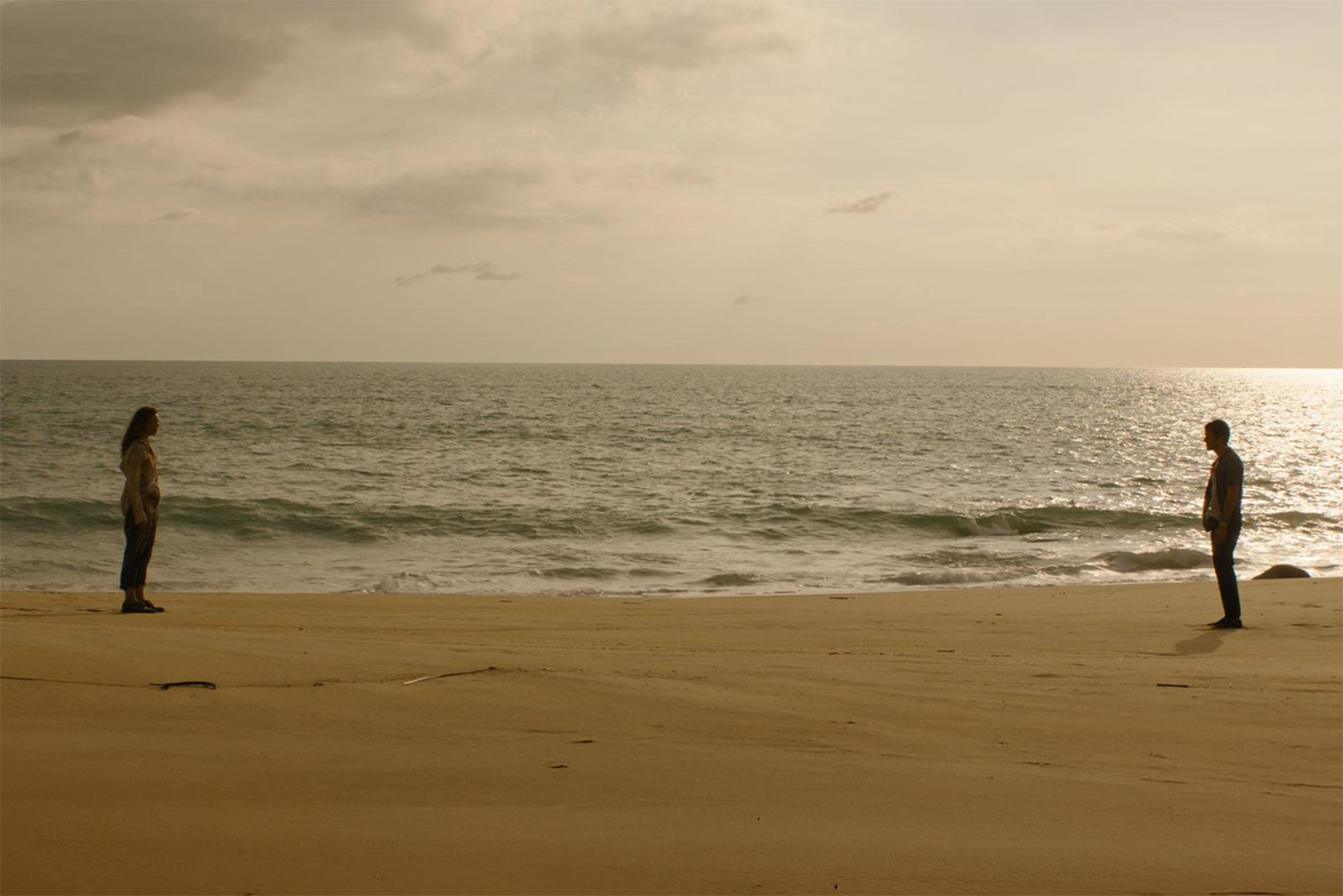 На пляже можно получить солнечный удар и ожоги. Попав на необитаемый остров, озаботьтесь защитой головы и тела