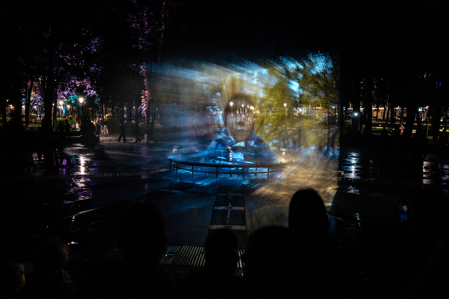 Шоу поющих фонтанов уже никого не удивишь, но нечасто увидишь на воде кино