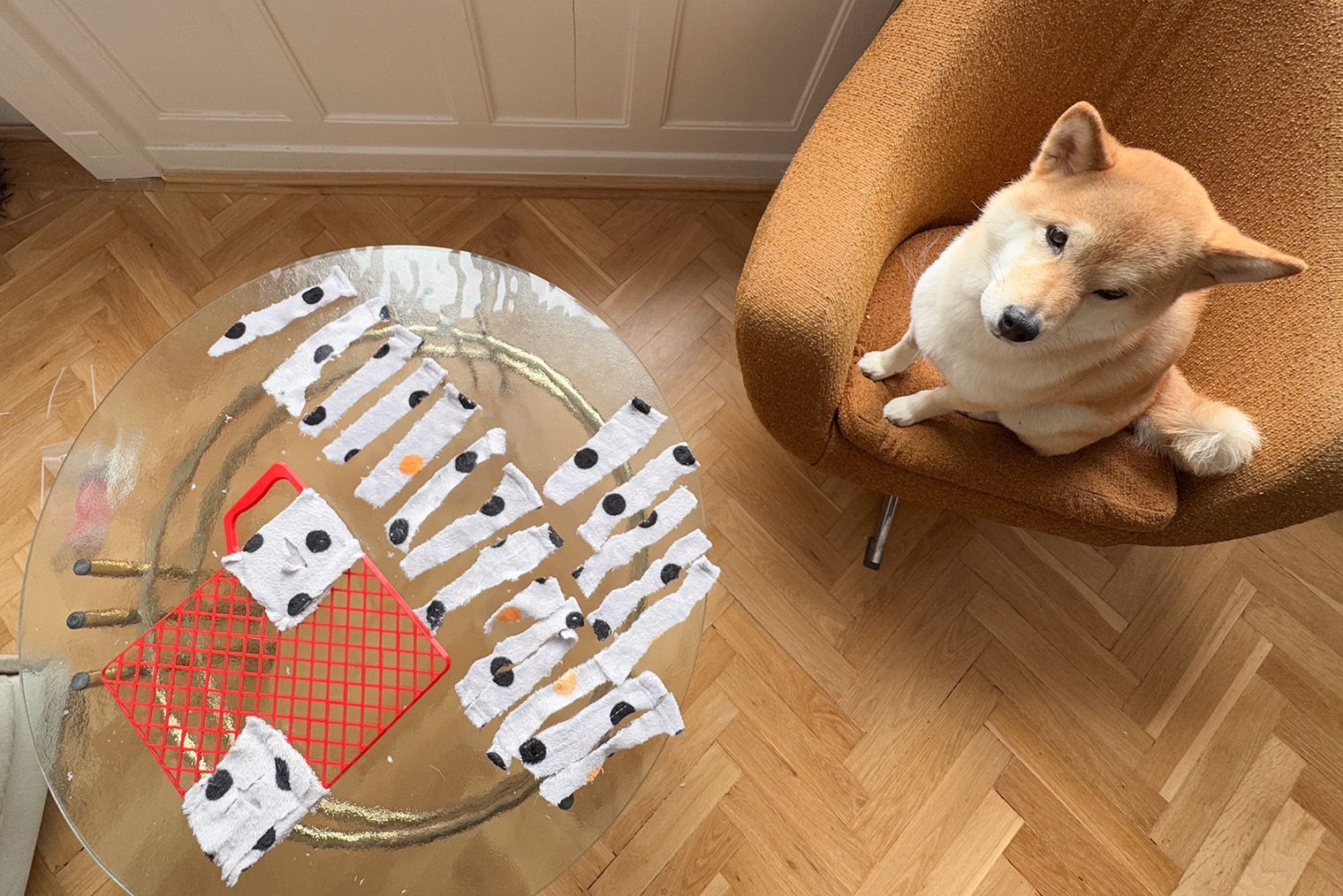 Такой коврик получается на этом этапе. Я сделал два кармана, остальную часть сетки займут полоски