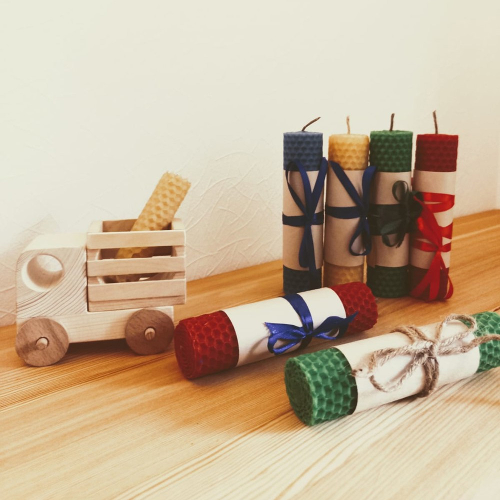 Игрушки из дерева и свечи от мастерской. Источник: planeta.ru