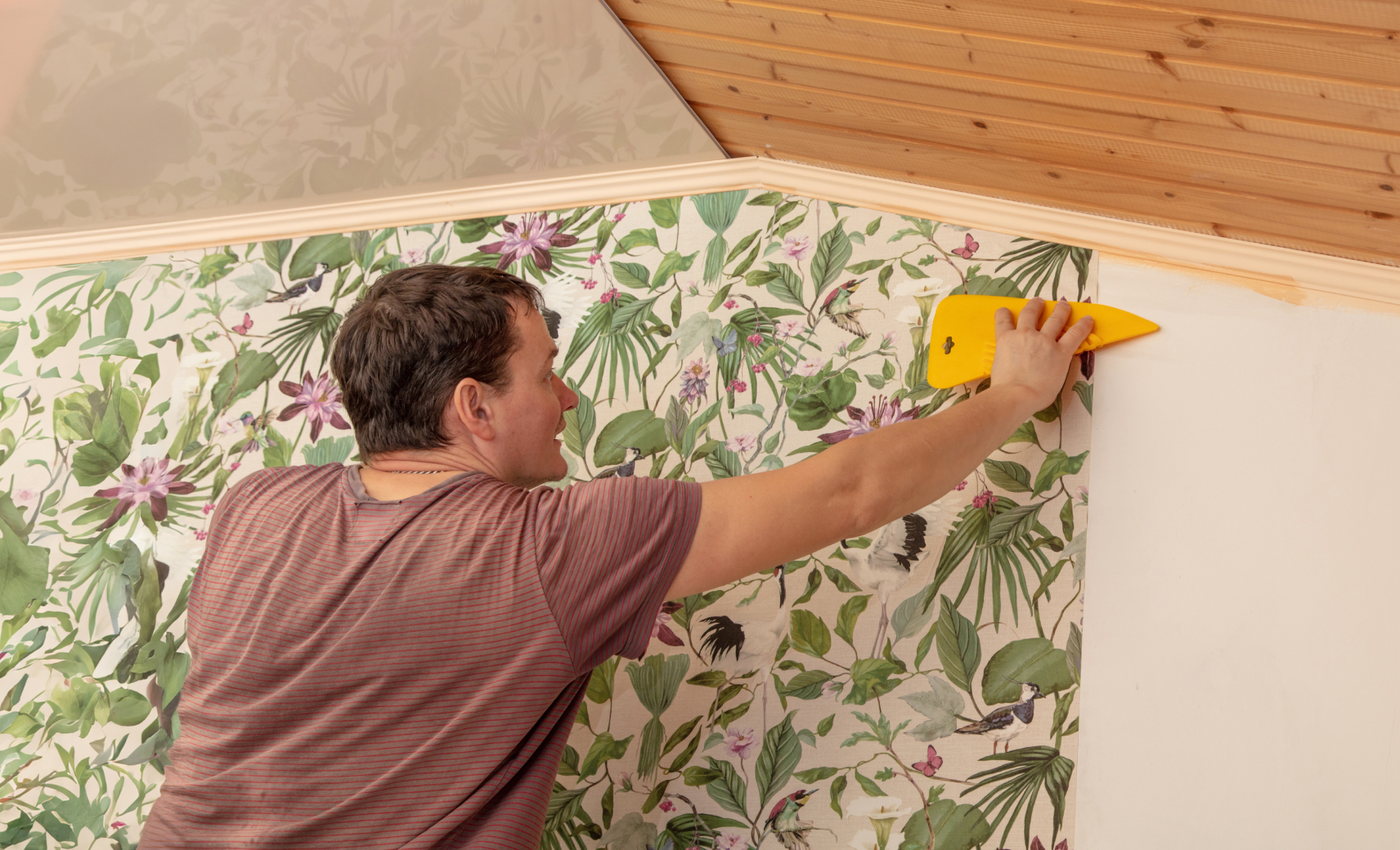 Клеим обои без пузырей