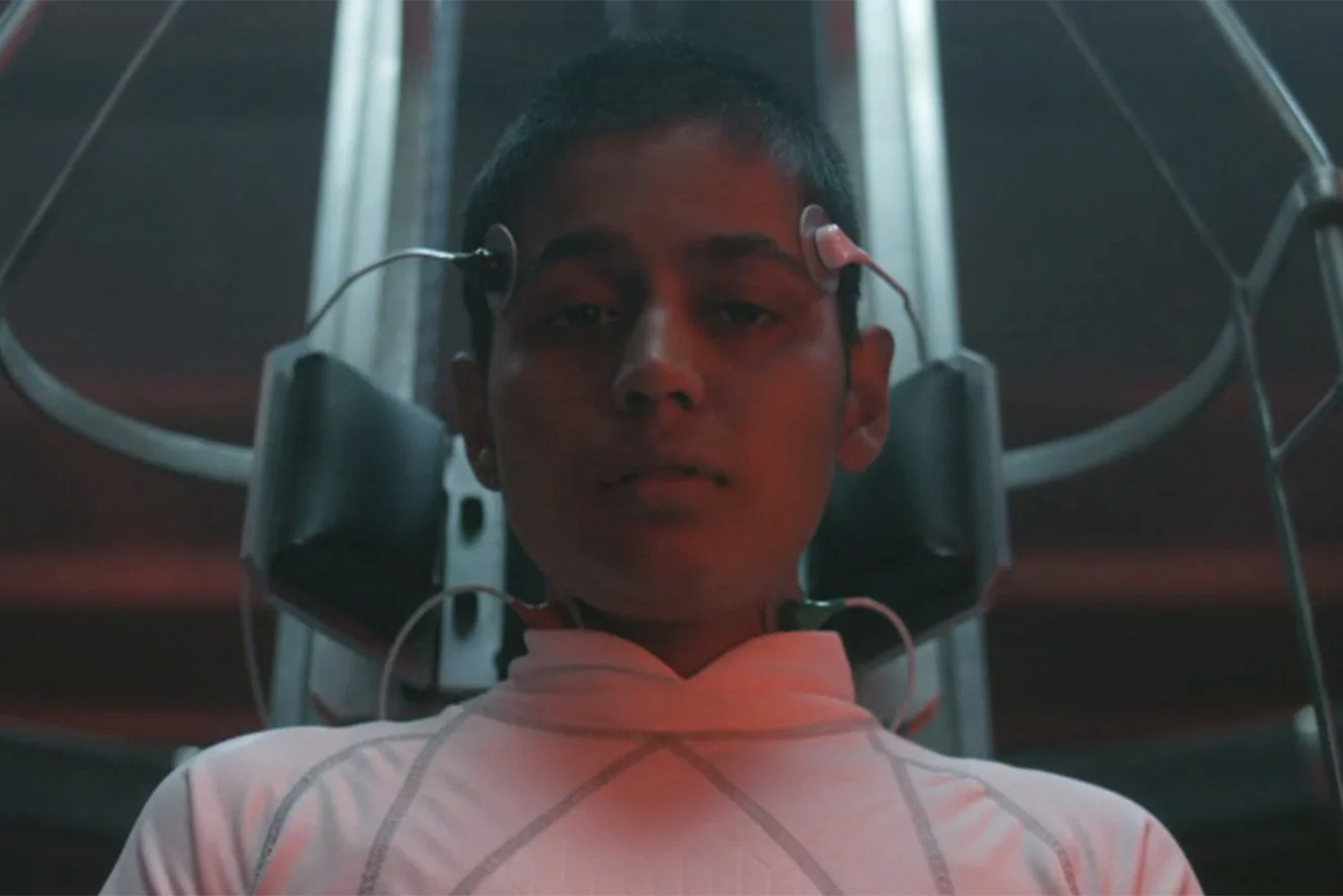 Восемь — бывшая участница экспериментов доктора Бреннера в лаборатории Хоукинса. Оди называет ее сестрой. Кадр: Netflix