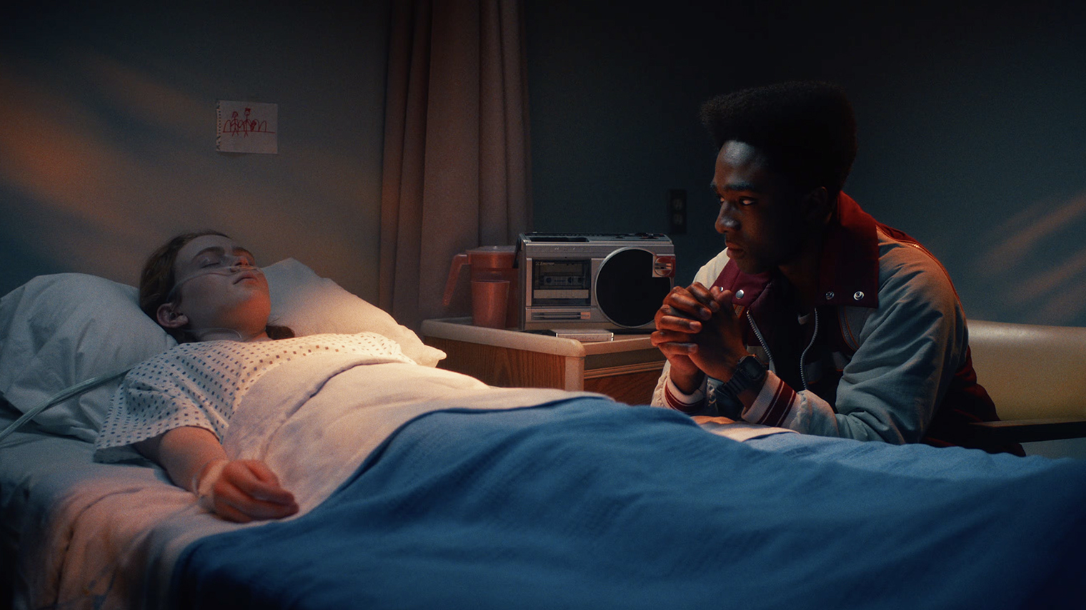 Лукас продолжает навещать Макс, надеясь достучаться до ее сознания