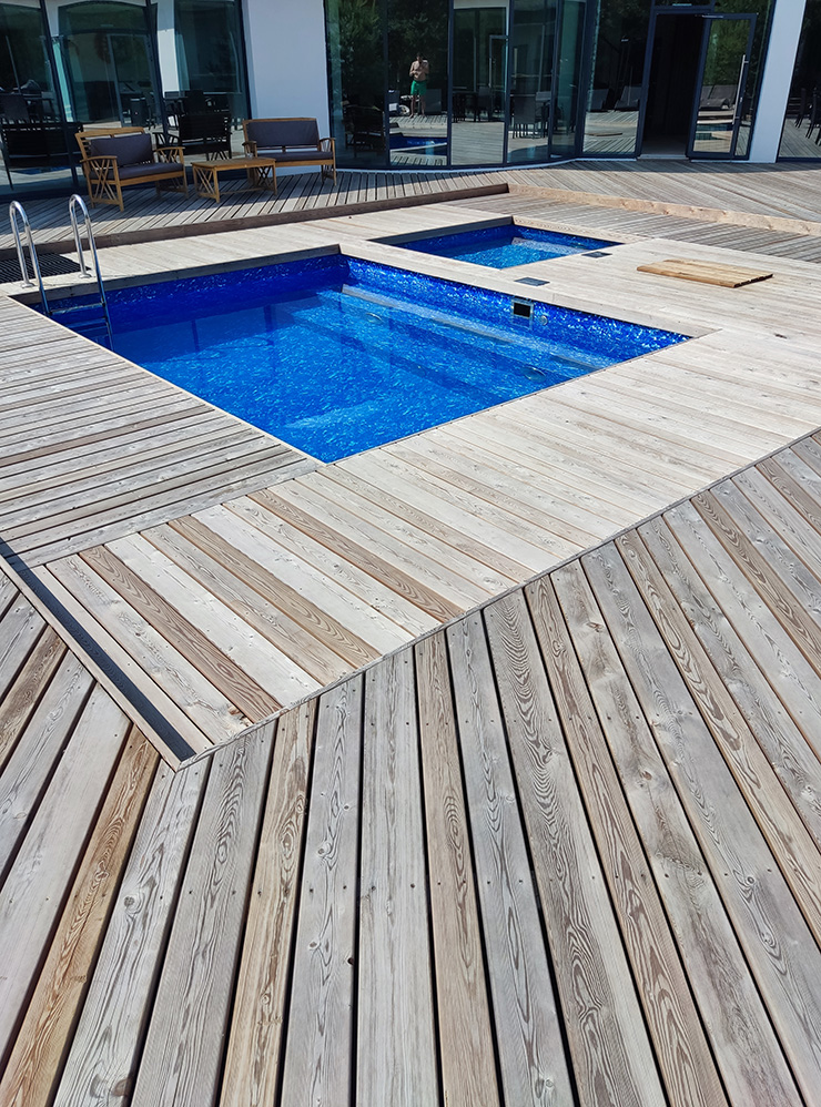 На террасе часто бывает бассейн, так как материал пола теплый и приятный. Получается большая по площади конструкция. Веранды гораздо меньше, обычно до 10 м²