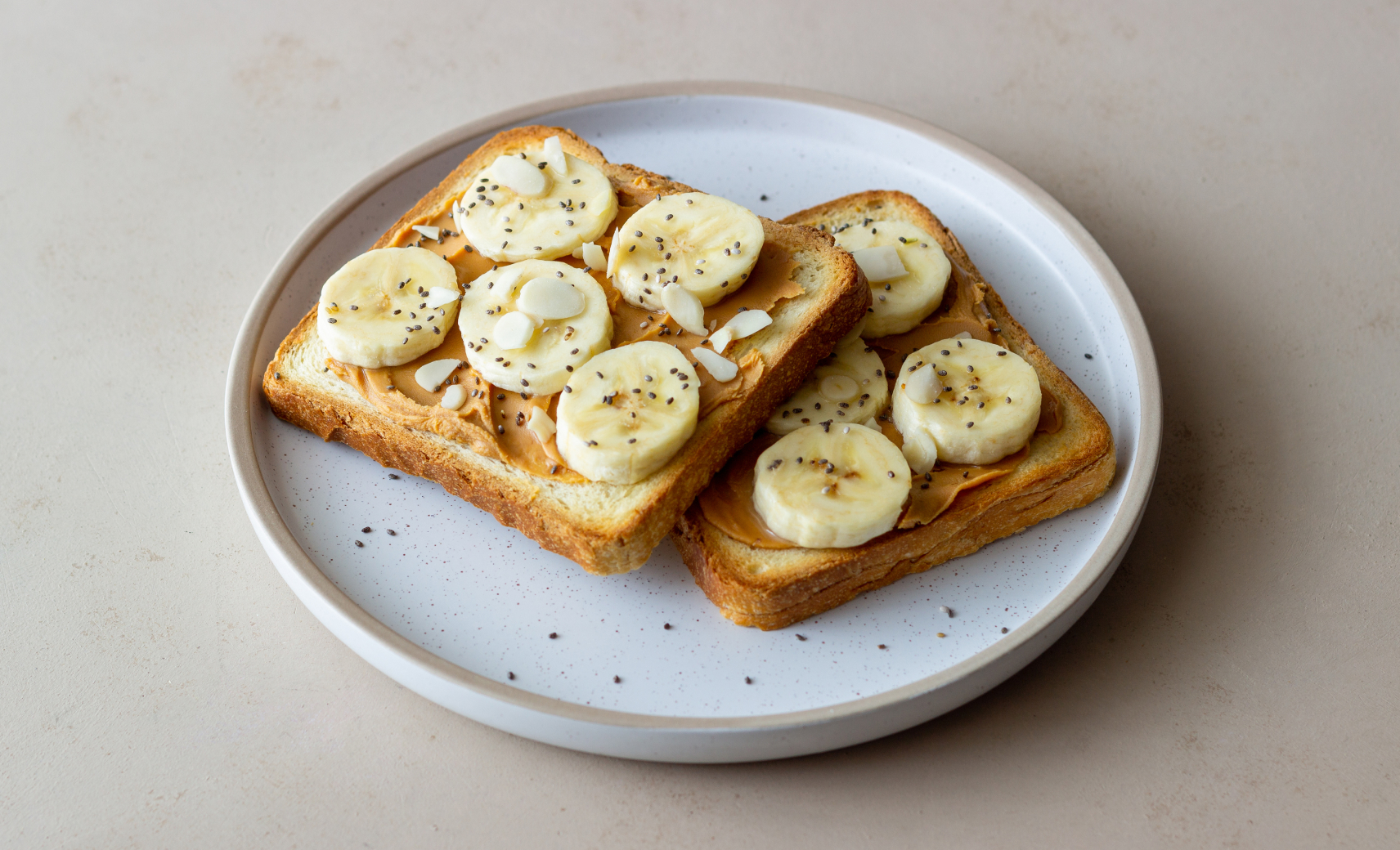 Банан и арахисовая паста