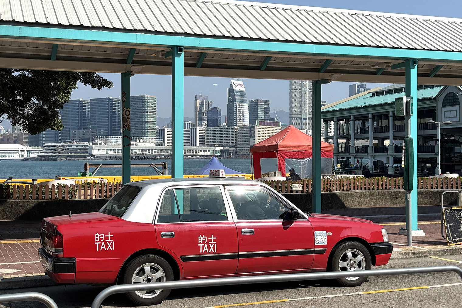 Красная Тойота — главный символ гонконгского такси. Фотография: личный архив