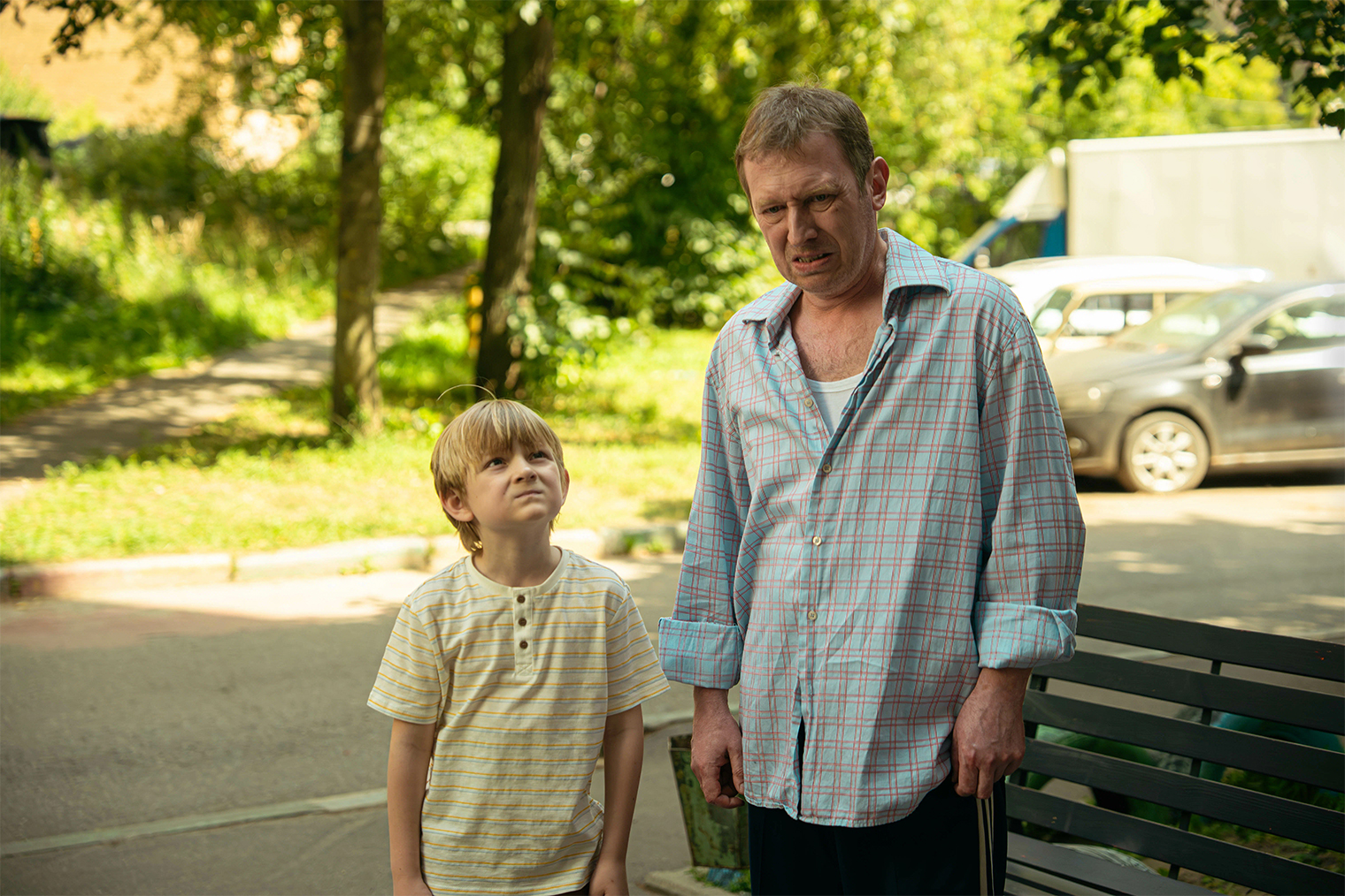 Дед и молчаливый внук Макс — лучший дуэт. В одной из серий Григорий пытается вылечить икоту мальчика, но усугубляет ситуацию: теперь ребенок еще и до смерти боится собак