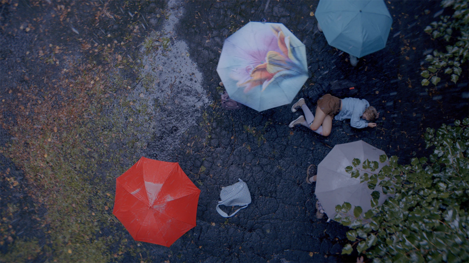 Буллинг в фильме не ограничивается словесными издевательствами. Главную героиню даже избивают