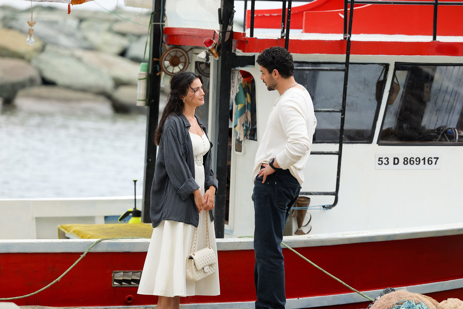 Азиль влюбляется в Гюнеш, невесту своего сводного брата, и помогает ей преодолеть страх перед морем. Кадр: «Иви»