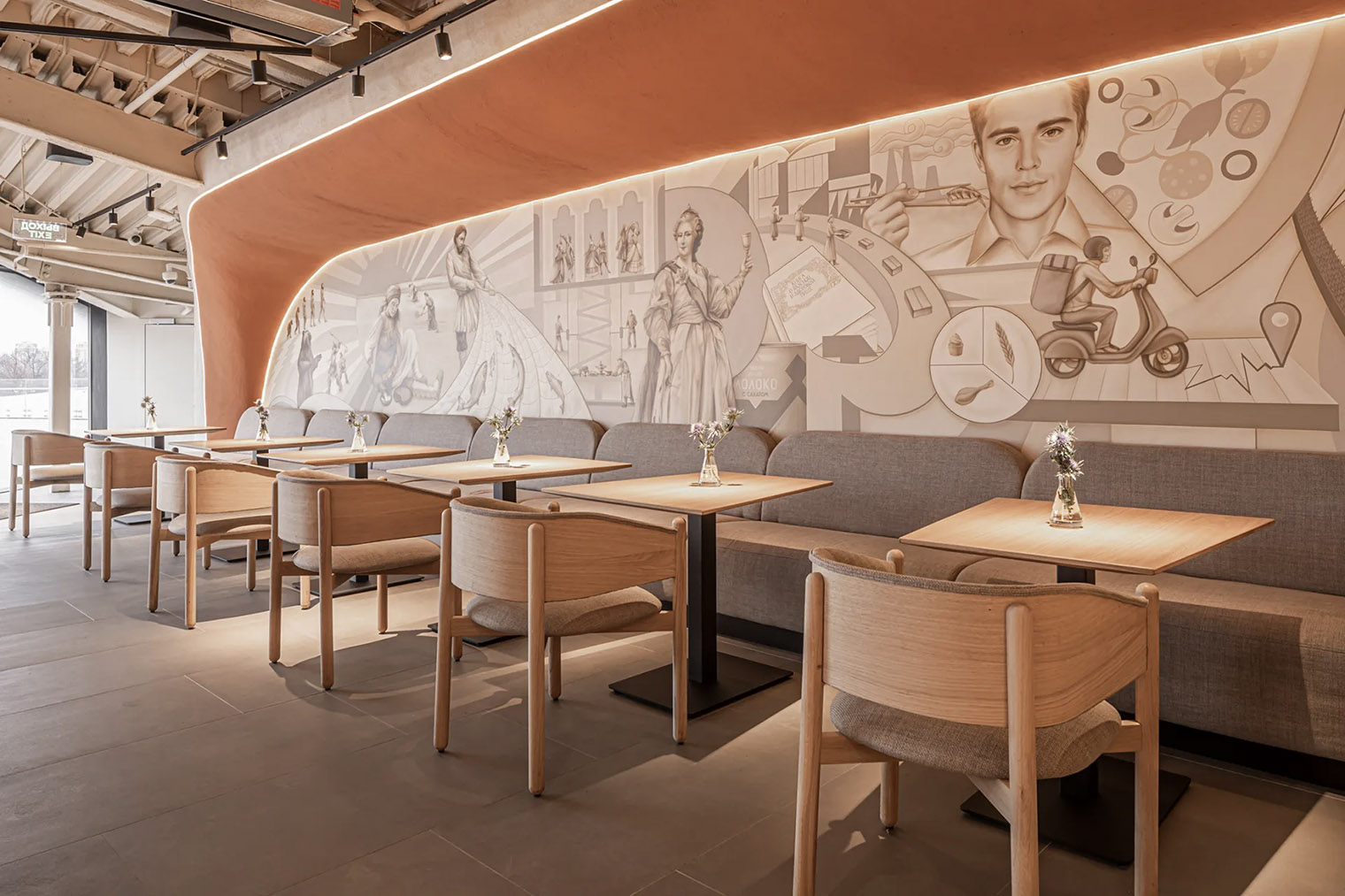 Автор фресок и барельефов в «Нео» — художница Марина Николаева. © vdnh.ru